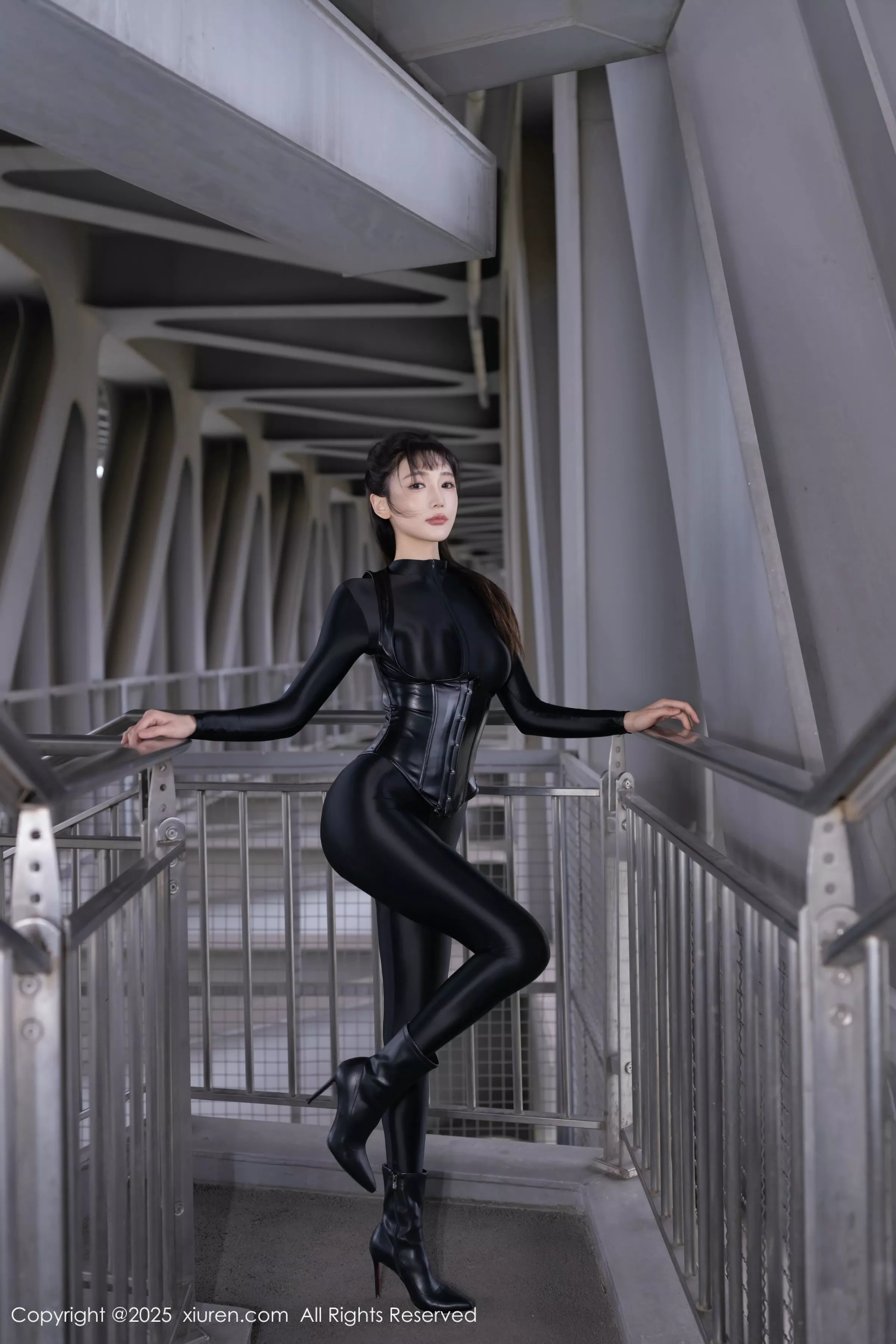 [[XiuRen秀人网]秀人网]No.10404_模特陆萱萱性感黑色连体衣露超薄黑丝秀柔美身姿撩人诱惑写真80P