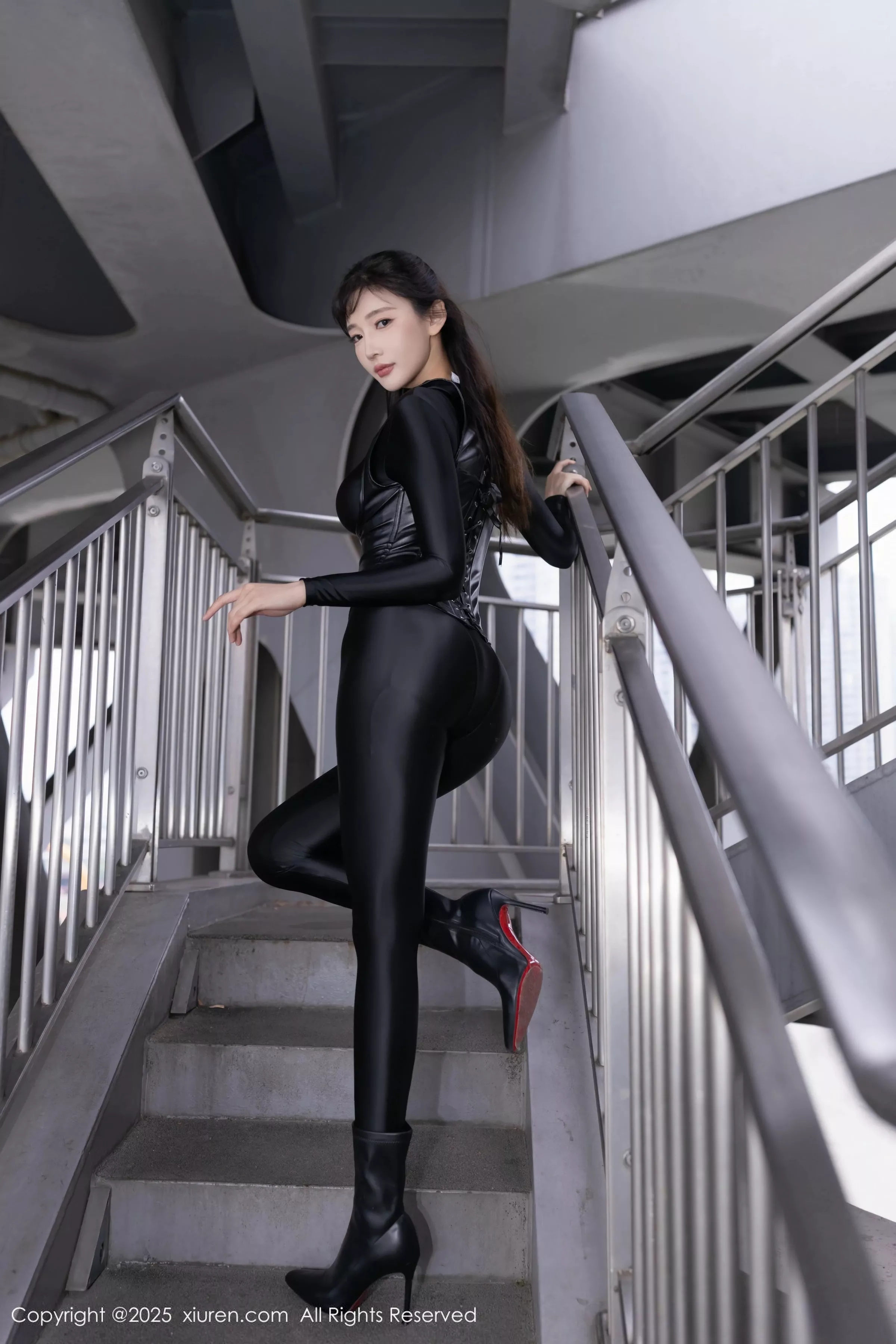 [[XiuRen秀人网]秀人网]No.10404_模特陆萱萱性感黑色连体衣露超薄黑丝秀柔美身姿撩人诱惑写真80P