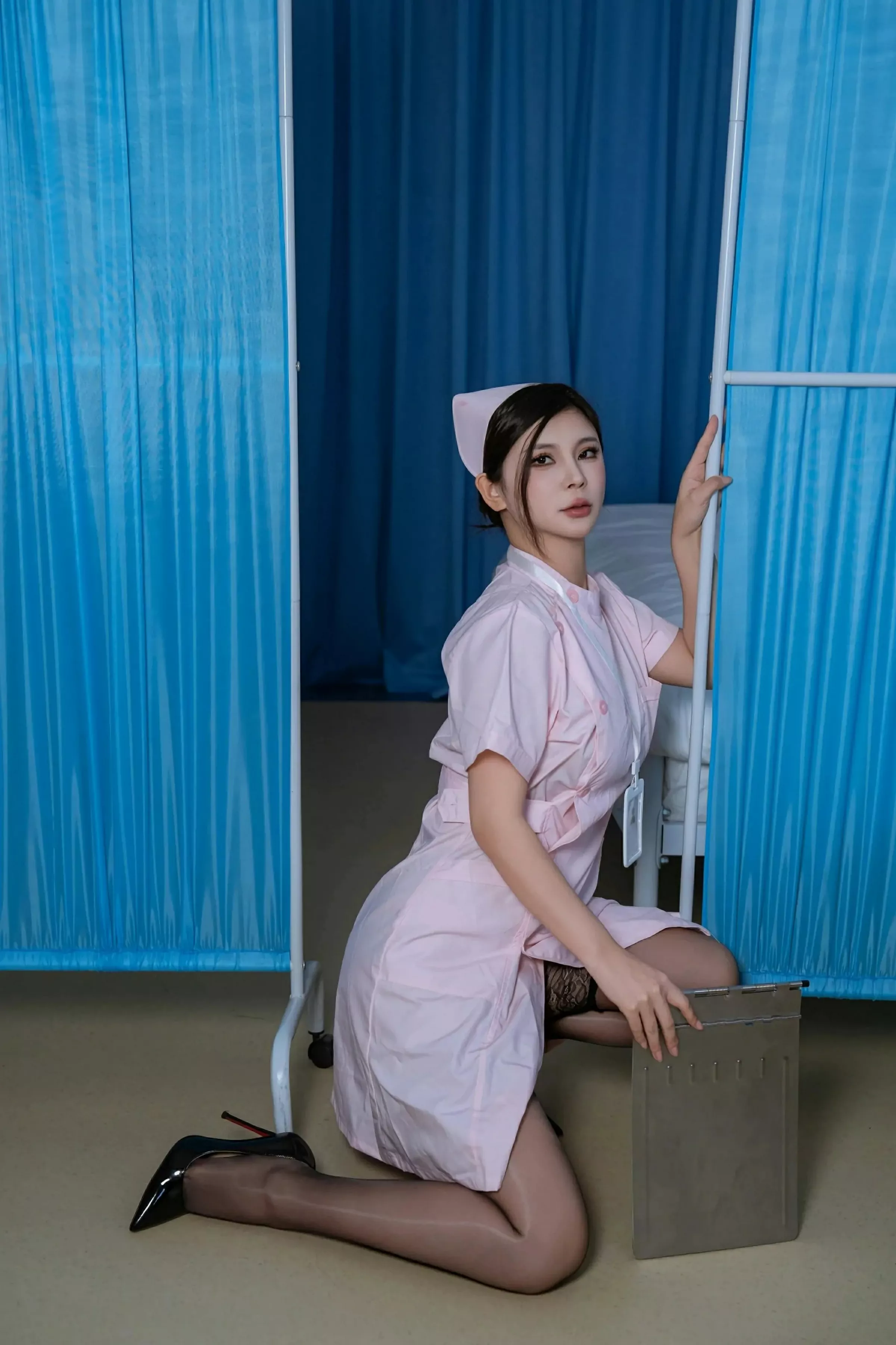 [[XiuRen秀人网]秀人网]No.10408_模特小蛮妖Yummy粉色护士服露黑色情趣内衣配黑丝吊袜诱惑写真87P