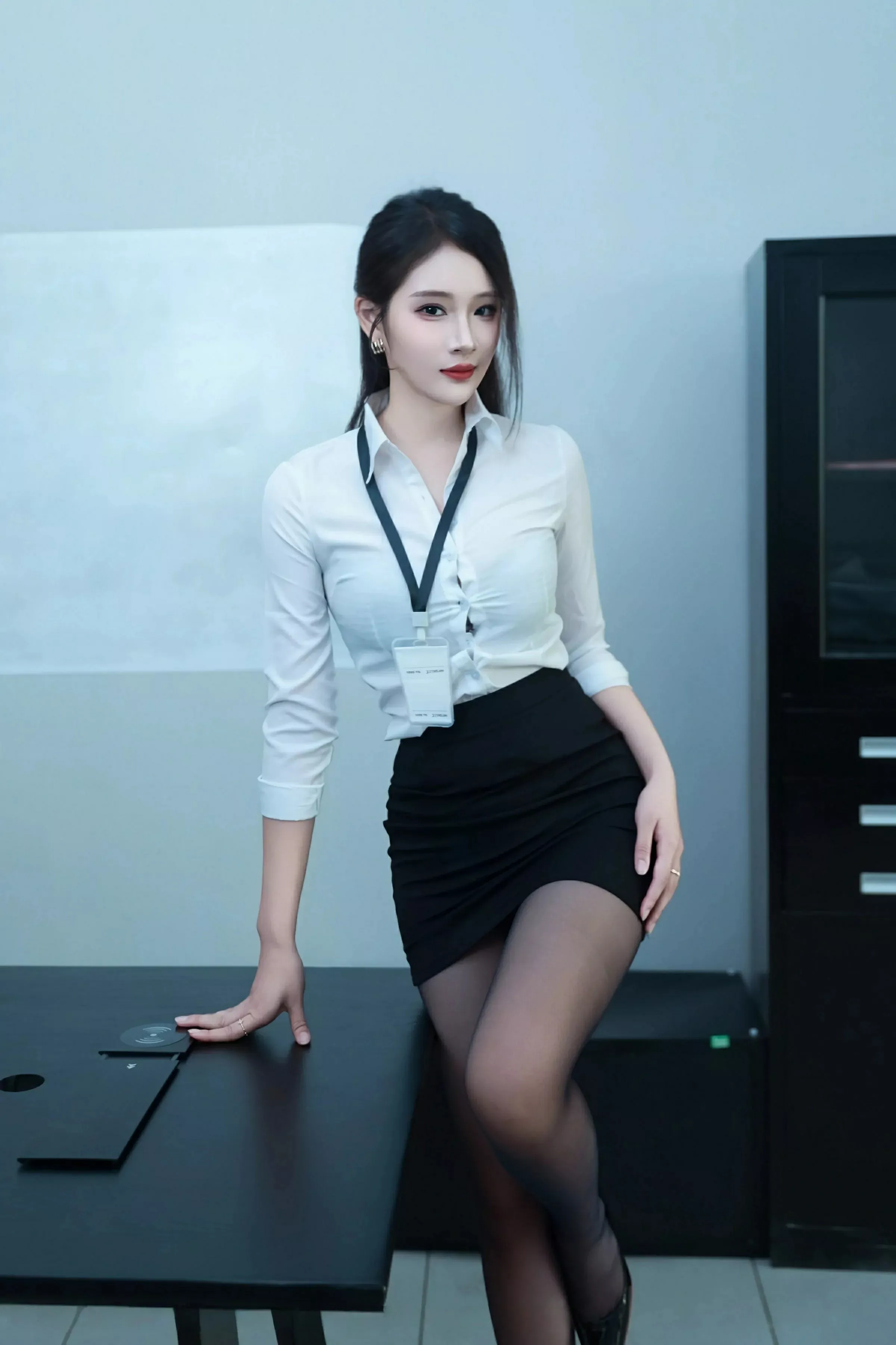 [[XiuRen秀人网]秀人网]No.10406_模特南乔性感黑白职业装露黑色内衣配超薄黑丝秀美腿诱惑写真103P