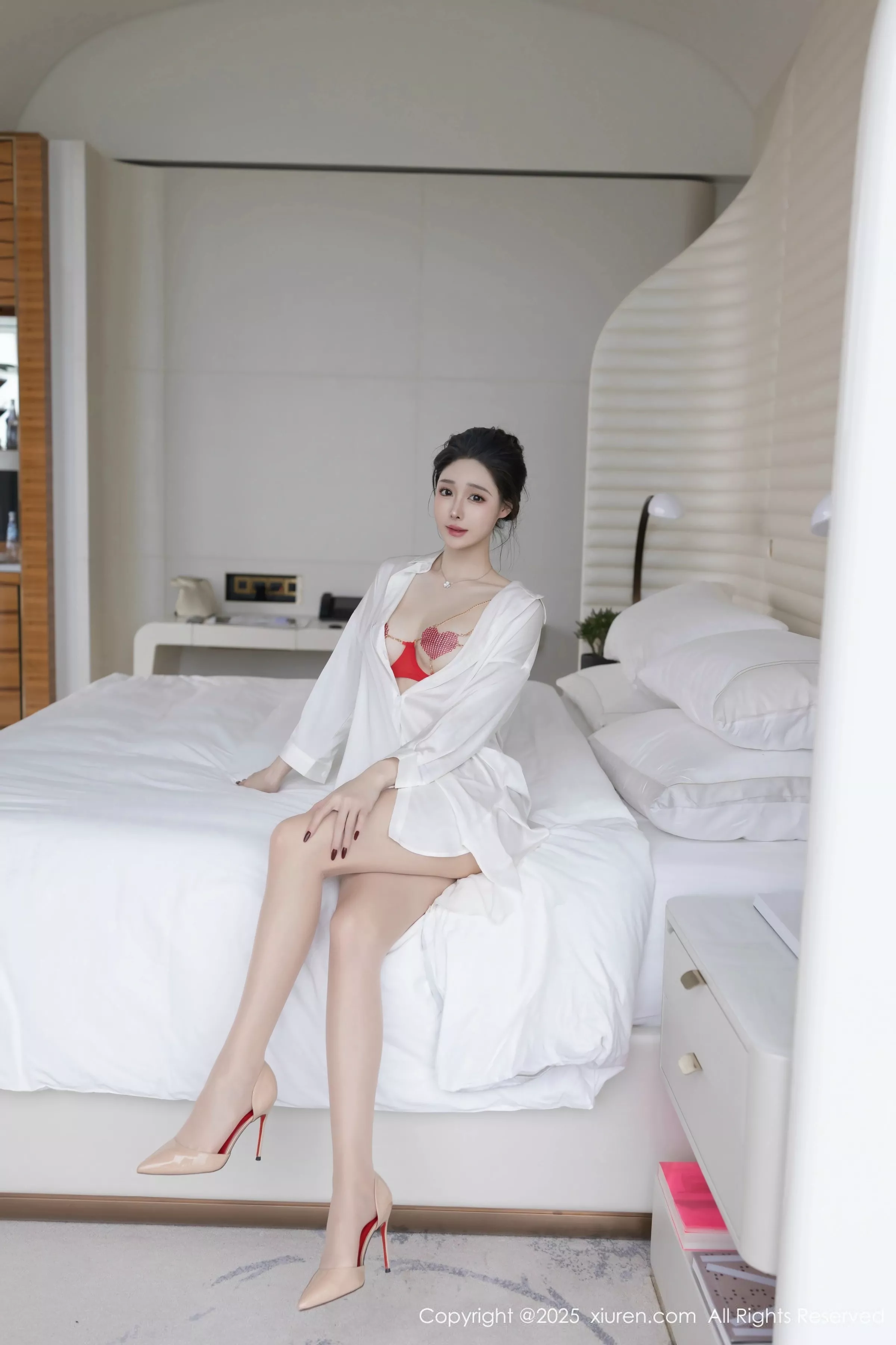 [[XiuRen秀人网]秀人网]No.10411_模特小逗逗性感红色情趣内衣配原色丝袜秀曼妙身姿完美诱惑写真84P