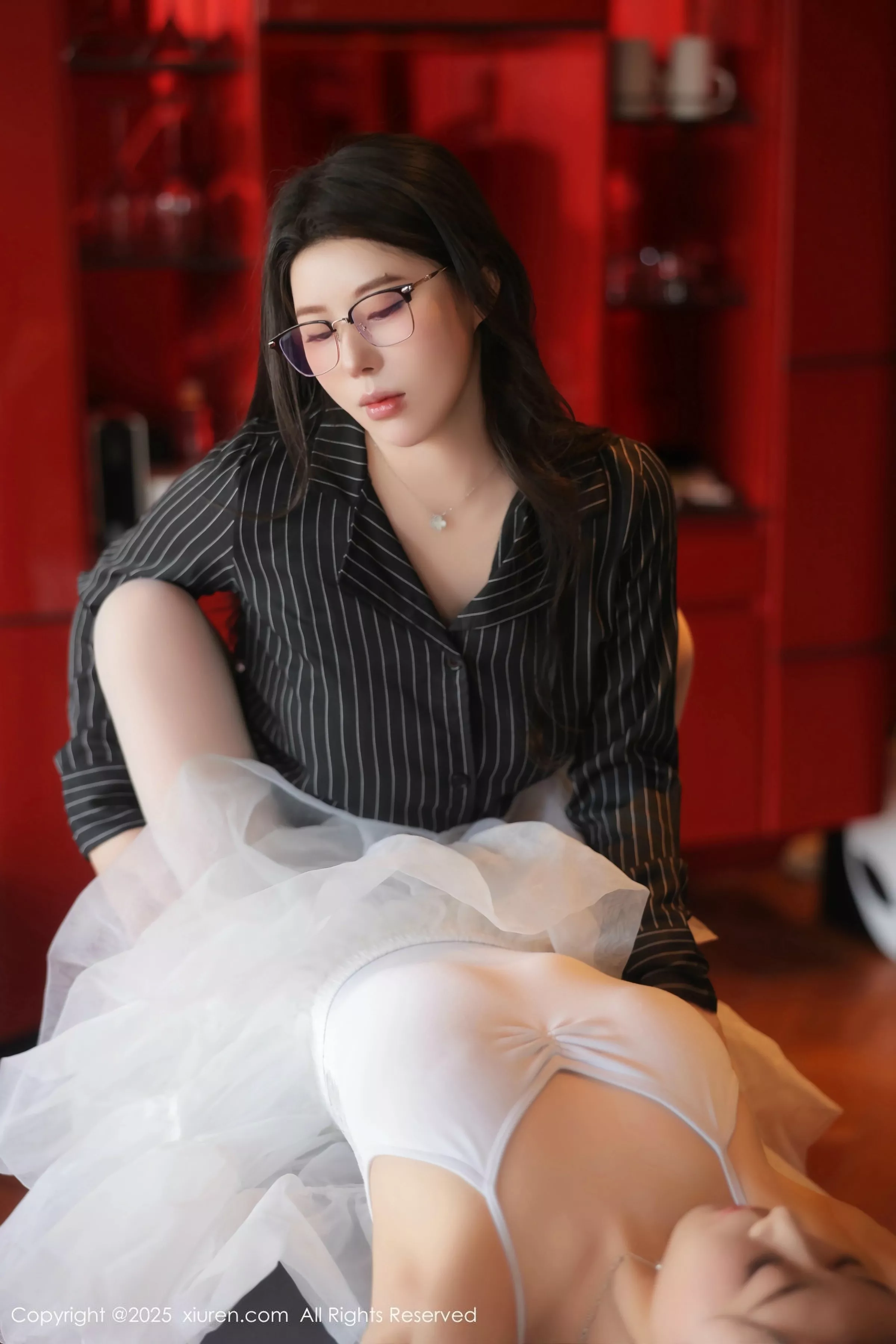 [[XiuRen秀人网]秀人网]No.10295_模特白茹雪abby性感姐妹花剧情演绎OL服饰秀丰腴身材诱惑写真85P