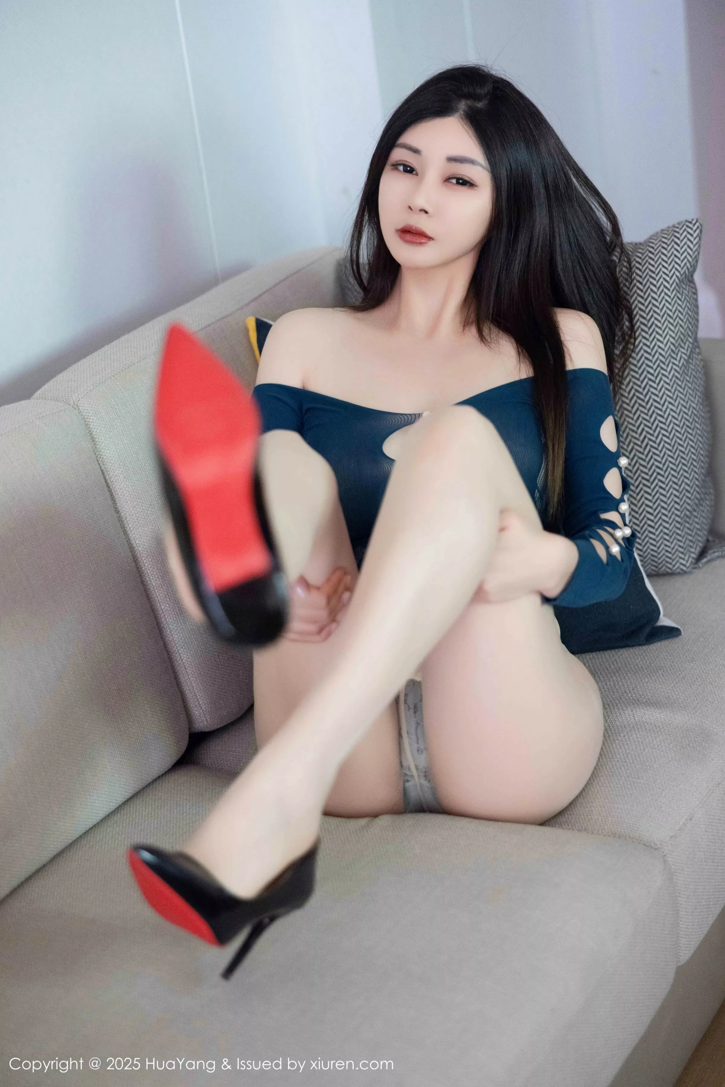 [HuaYang花漾]Vol.640_模特凯竹Quinn性感蓝色连衣短裙配超薄肉丝秀丰腴身姿诱惑写真80P