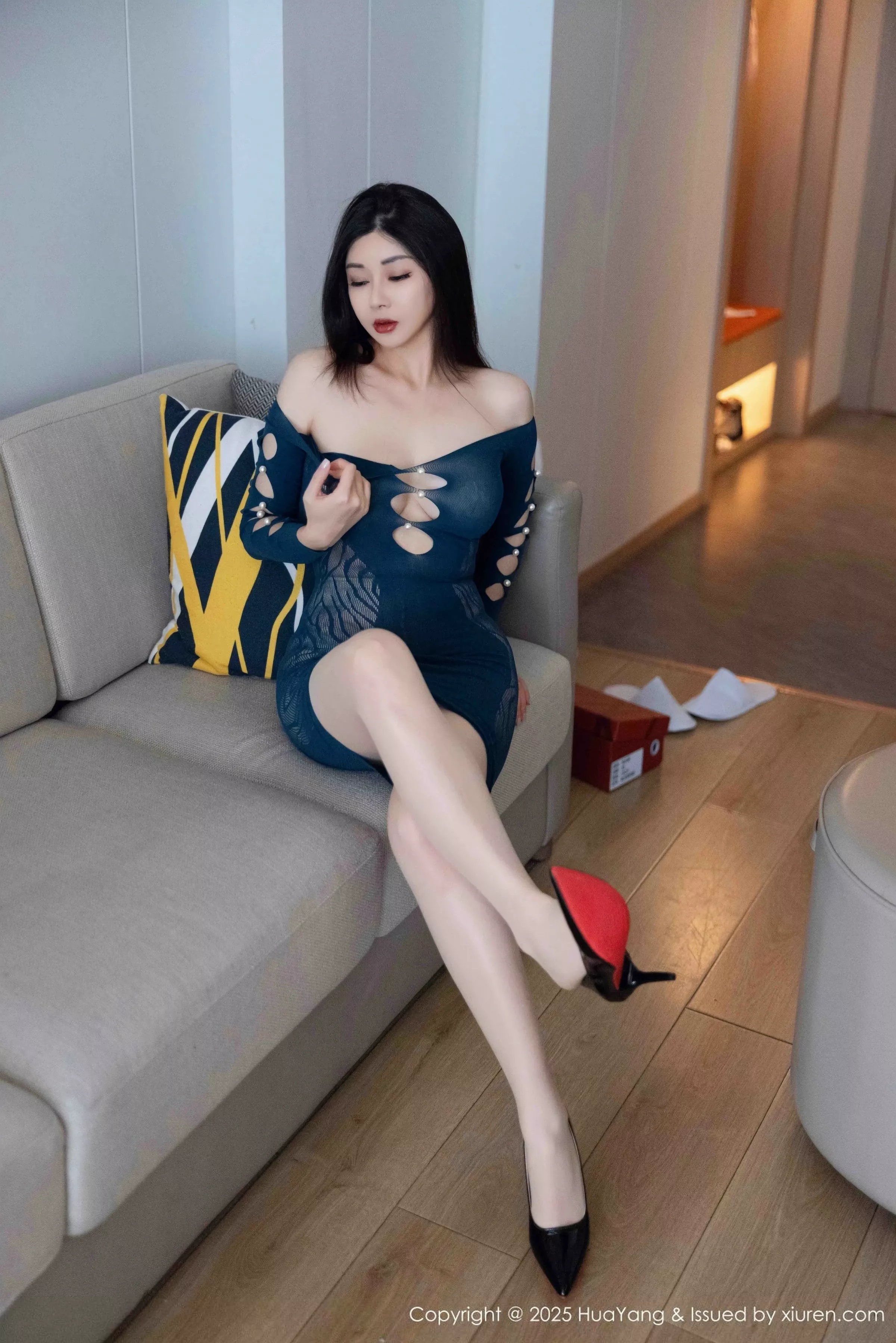 [HuaYang花漾]Vol.640_模特凯竹Quinn性感蓝色连衣短裙配超薄肉丝秀丰腴身姿诱惑写真80P