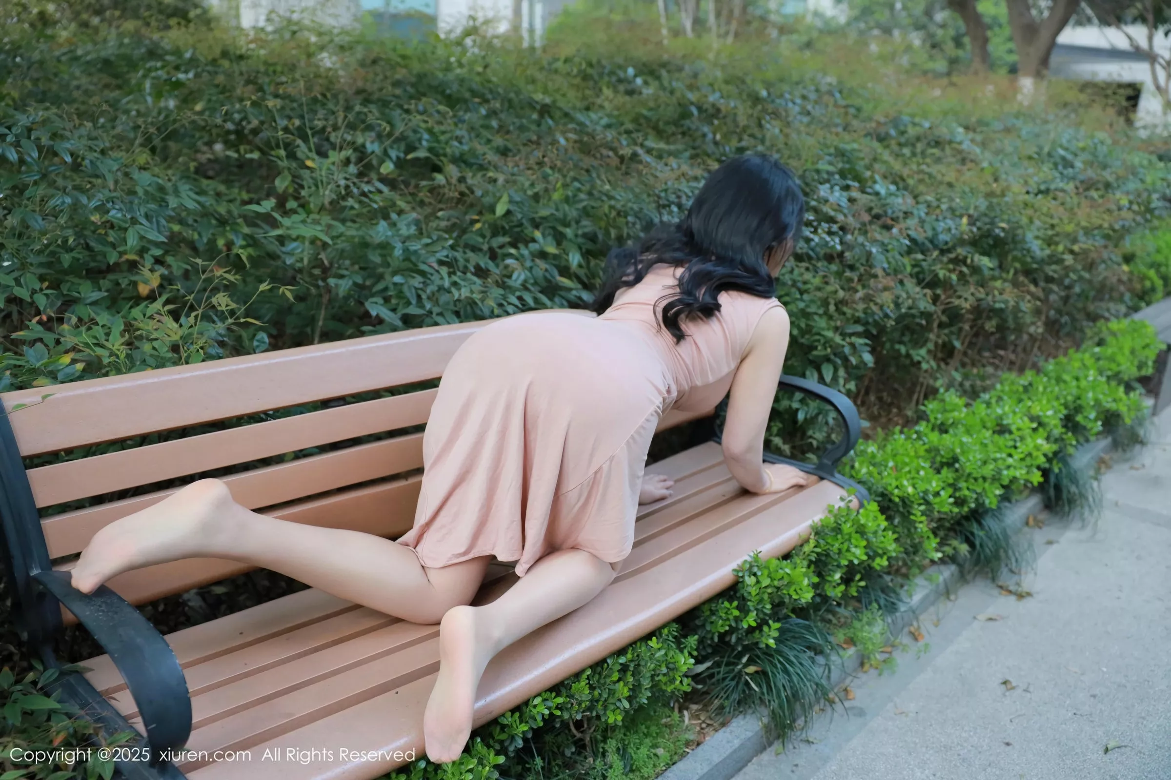 [[XiuRen秀人网]秀人网]No.10304_模特麦田性感粉色连衣长裙+黑丝网袜连体衣秀丰满身材诱惑写真46P