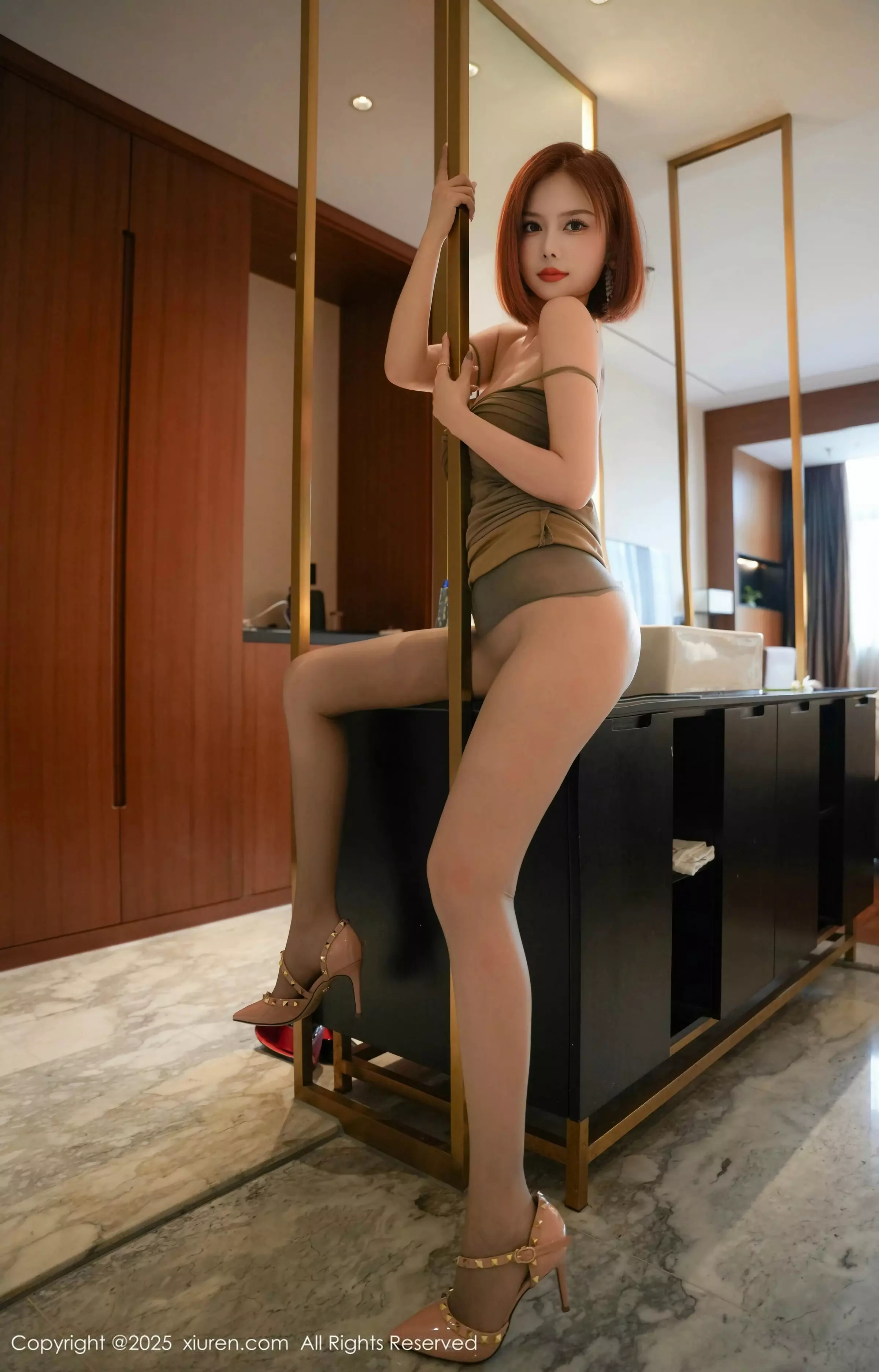 [[XiuRen秀人网]秀人网]No.10312_模特白芷yy性感灰色包臀短裙配肉色丝袜秀曼妙身姿迷人诱惑写真73P