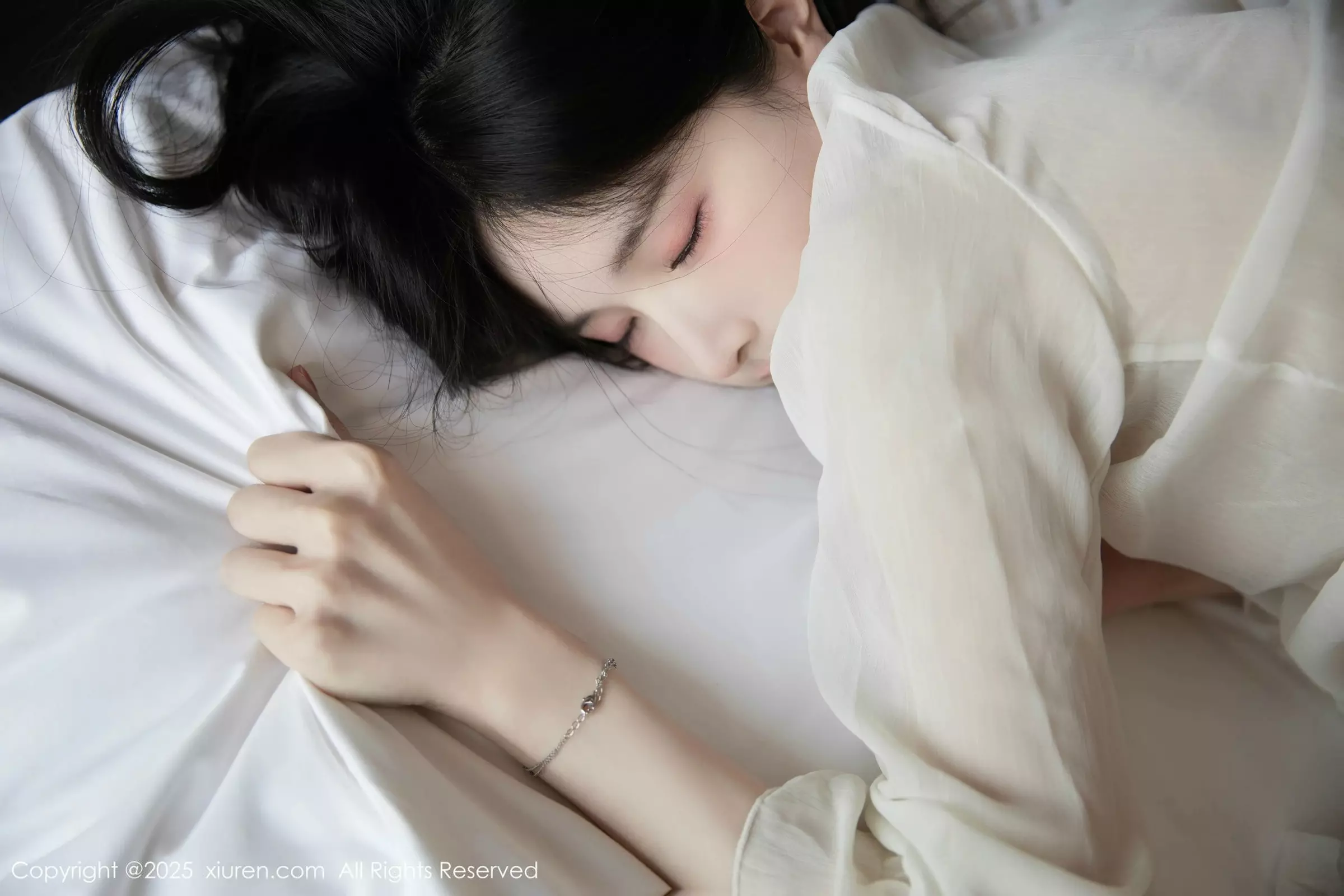 [[XiuRen秀人网]秀人网]No.10319_模特布丁wow性感白色上衣配黑短裙露超薄黑丝秀美腿诱惑写真80P