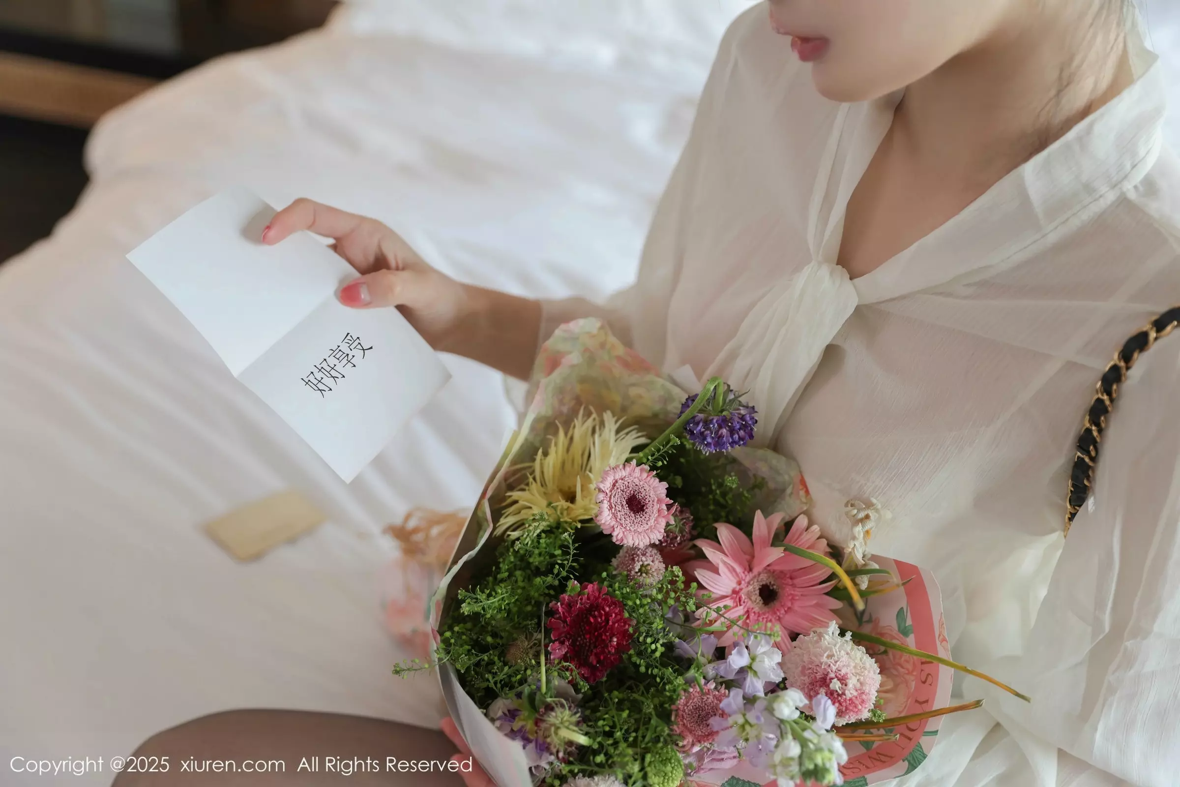 [[XiuRen秀人网]秀人网]No.10319_模特布丁wow性感白色上衣配黑短裙露超薄黑丝秀美腿诱惑写真80P