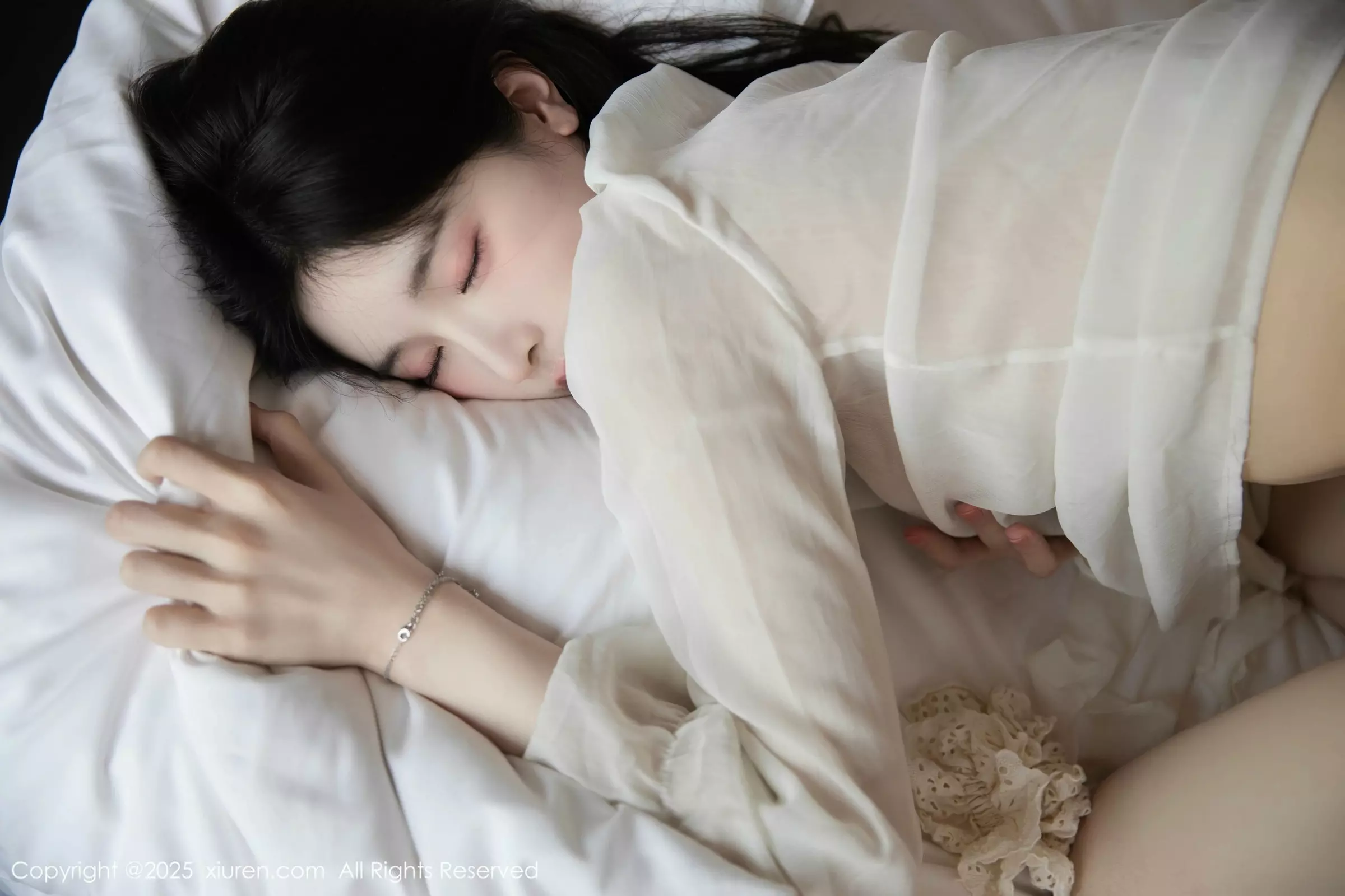 [[XiuRen秀人网]秀人网]No.10319_模特布丁wow性感白色上衣配黑短裙露超薄黑丝秀美腿诱惑写真80P