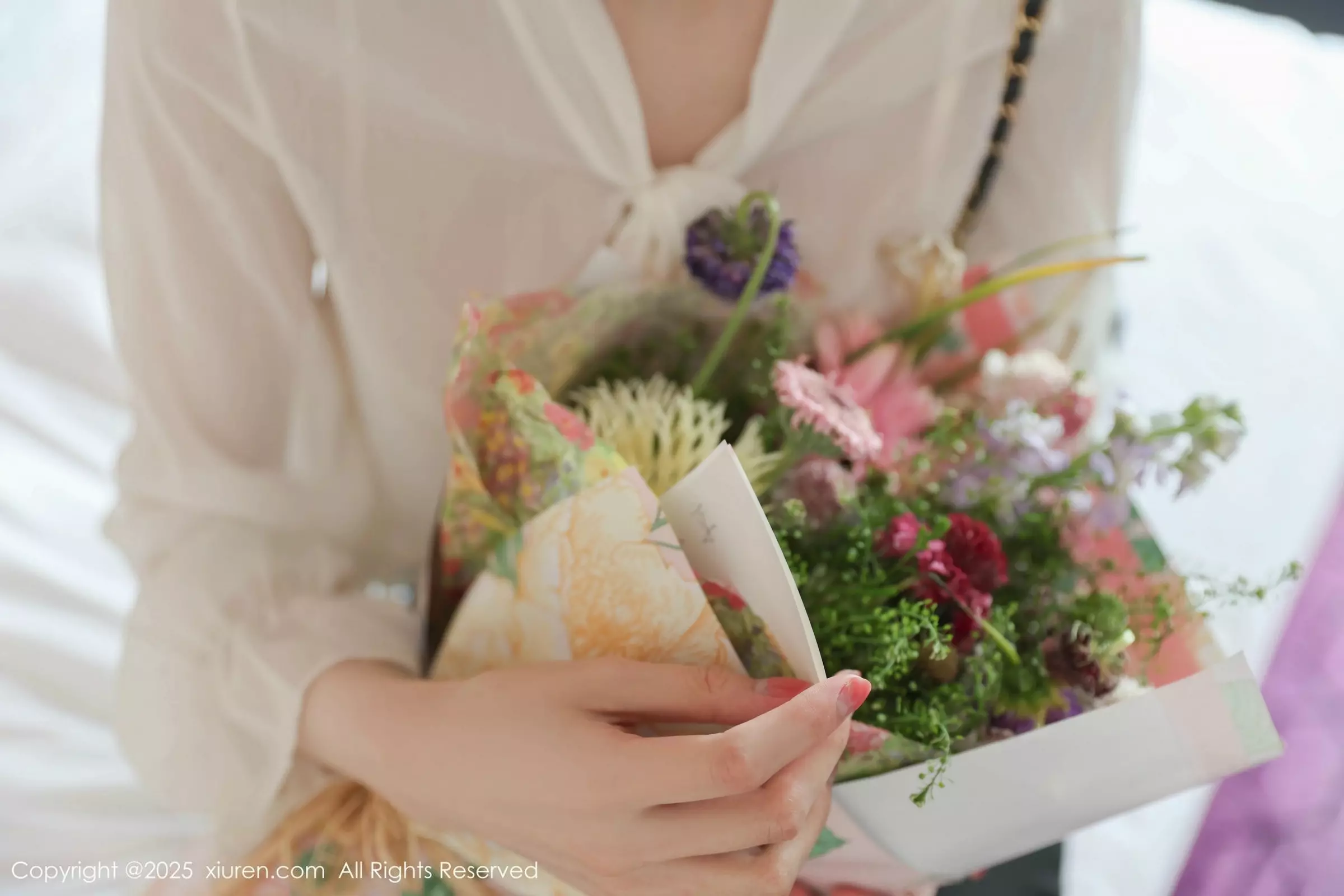 [[XiuRen秀人网]秀人网]No.10319_模特布丁wow性感白色上衣配黑短裙露超薄黑丝秀美腿诱惑写真80P