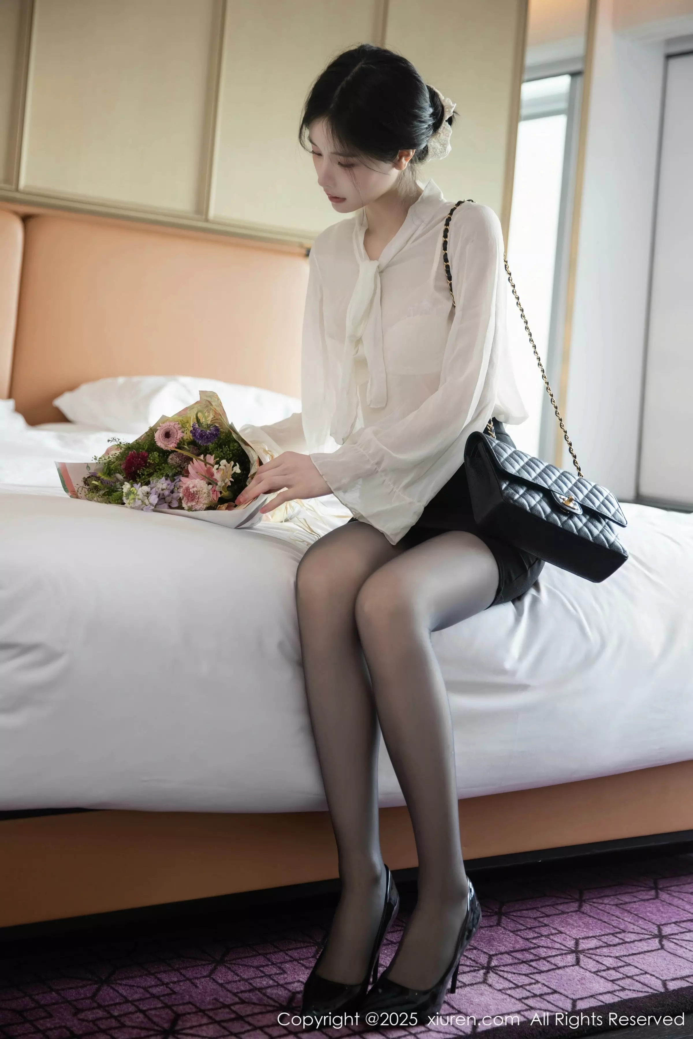 [[XiuRen秀人网]秀人网]No.10319_模特布丁wow性感白色上衣配黑短裙露超薄黑丝秀美腿诱惑写真80P