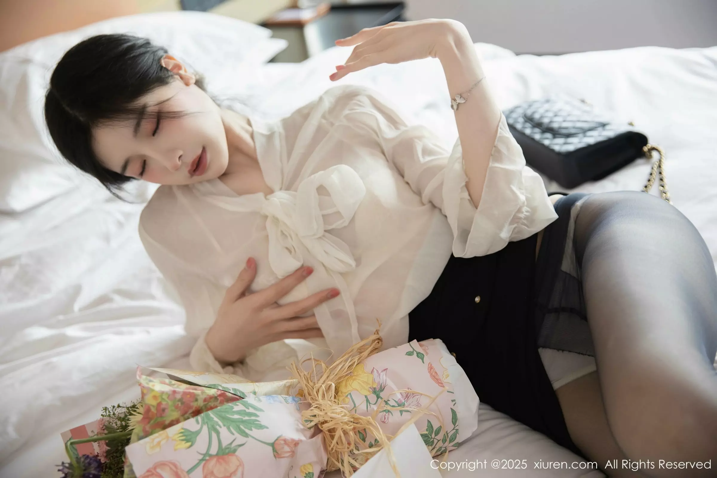 [[XiuRen秀人网]秀人网]No.10319_模特布丁wow性感白色上衣配黑短裙露超薄黑丝秀美腿诱惑写真80P