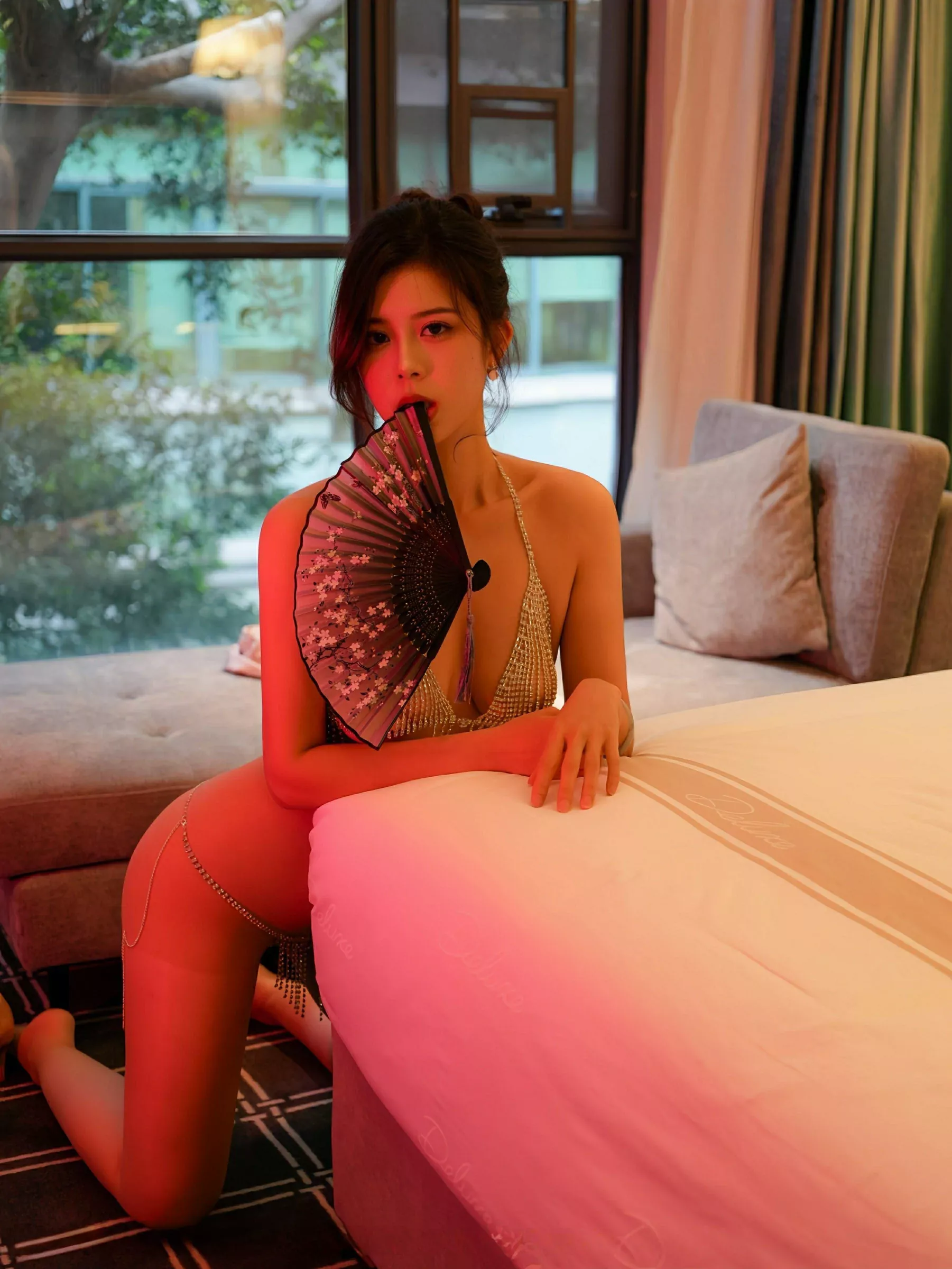 [[XiuRen秀人网]秀人网]No.10419_模特玫瑰我爱你性感浅色旗袍露金属情趣内衣秀凹凸身材诱惑写真79P