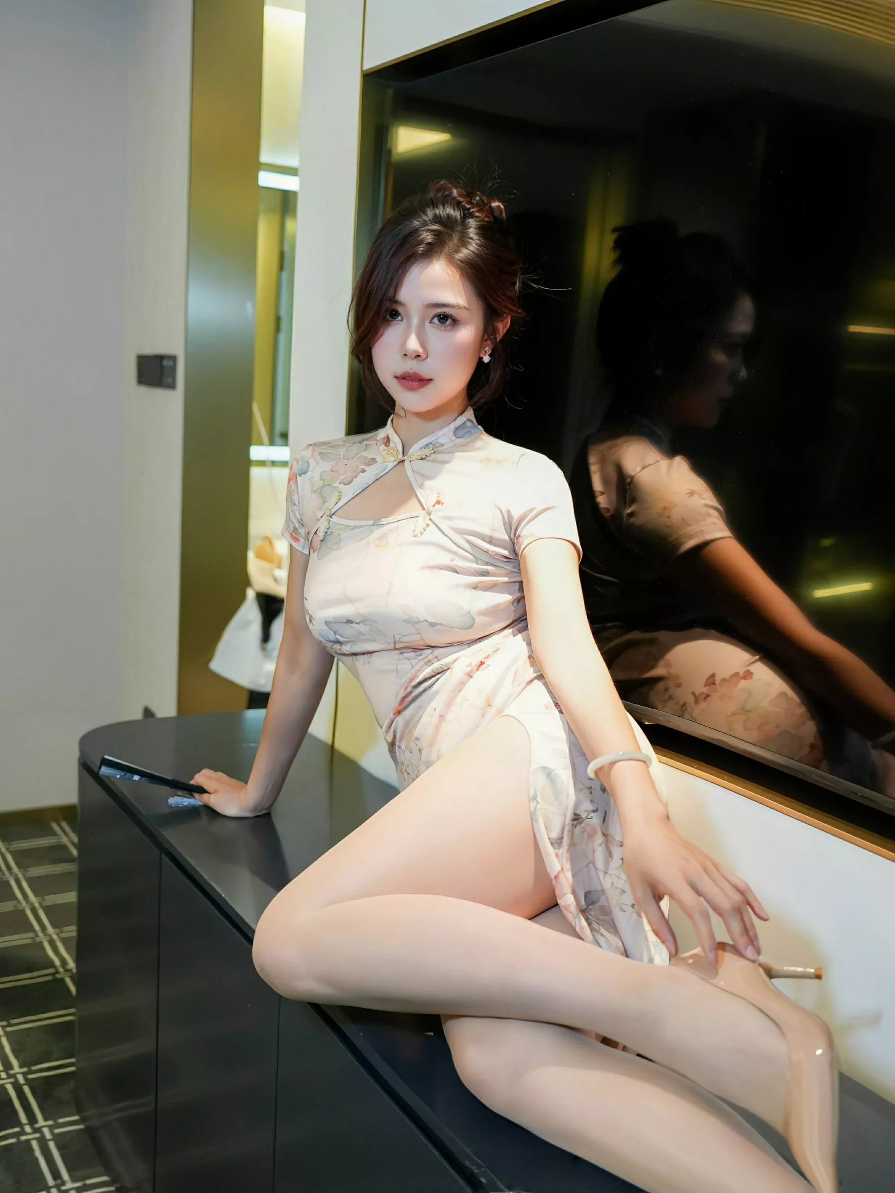 [[XiuRen秀人网]秀人网]No.10419_模特玫瑰我爱你性感浅色旗袍露金属情趣内衣秀凹凸身材诱惑写真79P