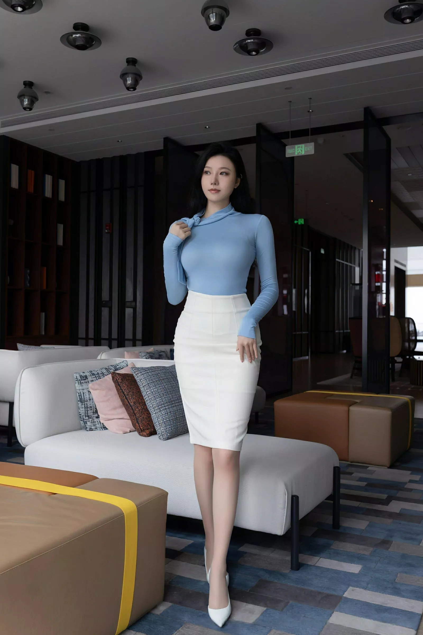 [[XiuRen秀人网]秀人网]No.10424_模特安然anran性感蓝色上衣露肉色内衣配超薄肉丝秀美腿诱惑写真80P