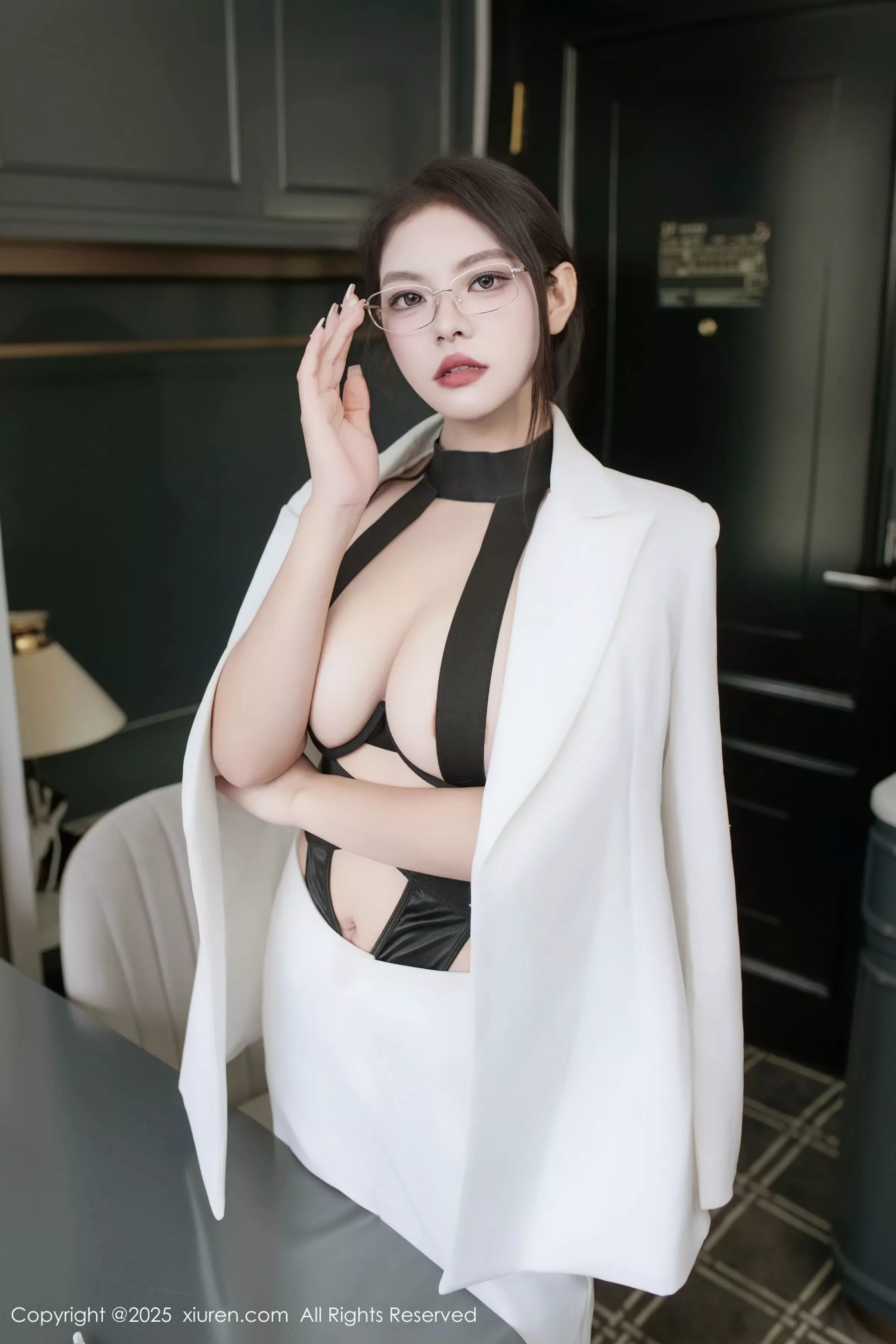 [[XiuRen秀人网]秀人网]No.10464_新人模特冬安白色西服露黑色情趣内衣配黑丝袜秀丰满身材诱惑写真94P