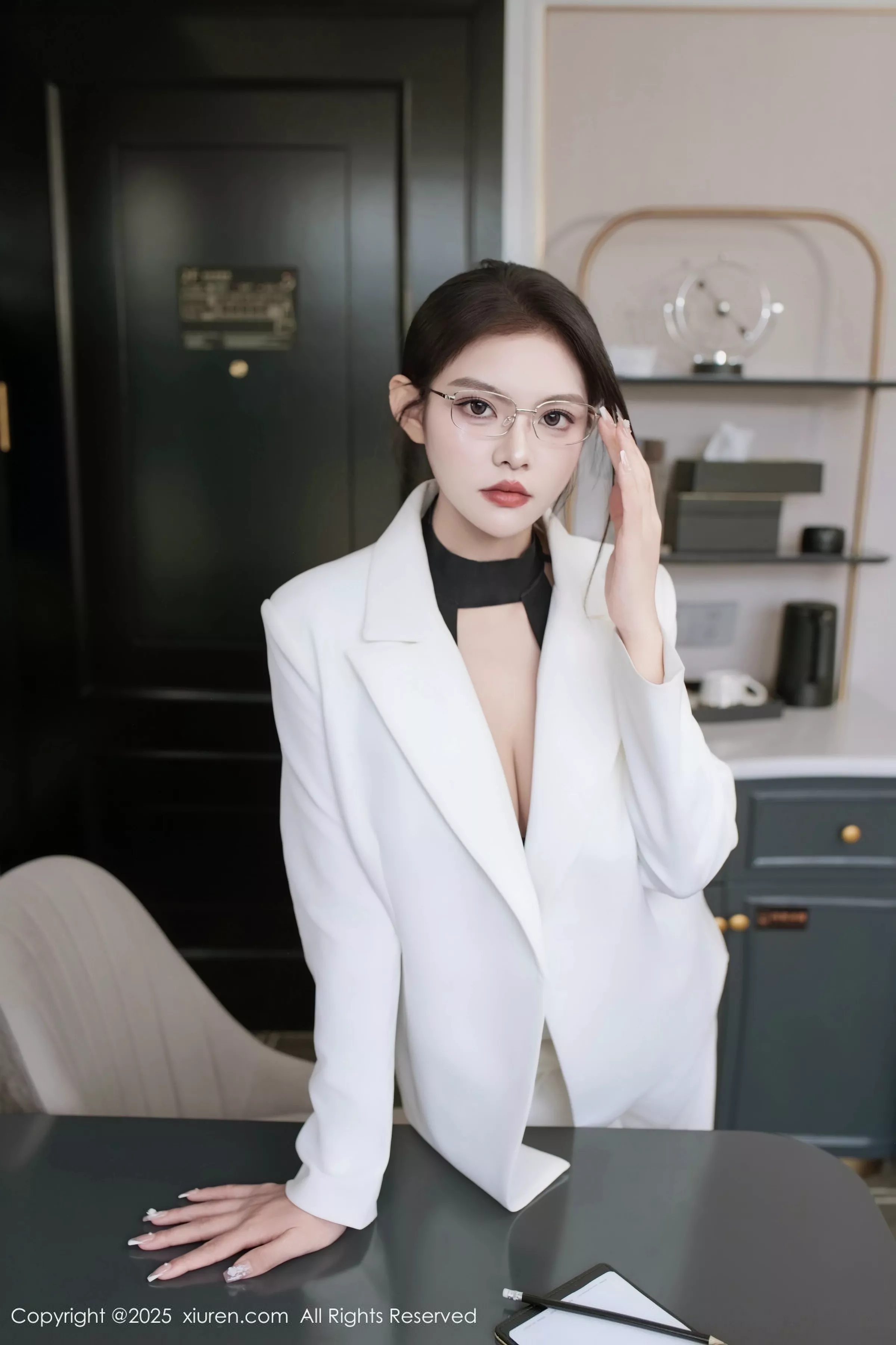 [[XiuRen秀人网]秀人网]No.10464_新人模特冬安白色西服露黑色情趣内衣配黑丝袜秀丰满身材诱惑写真94P