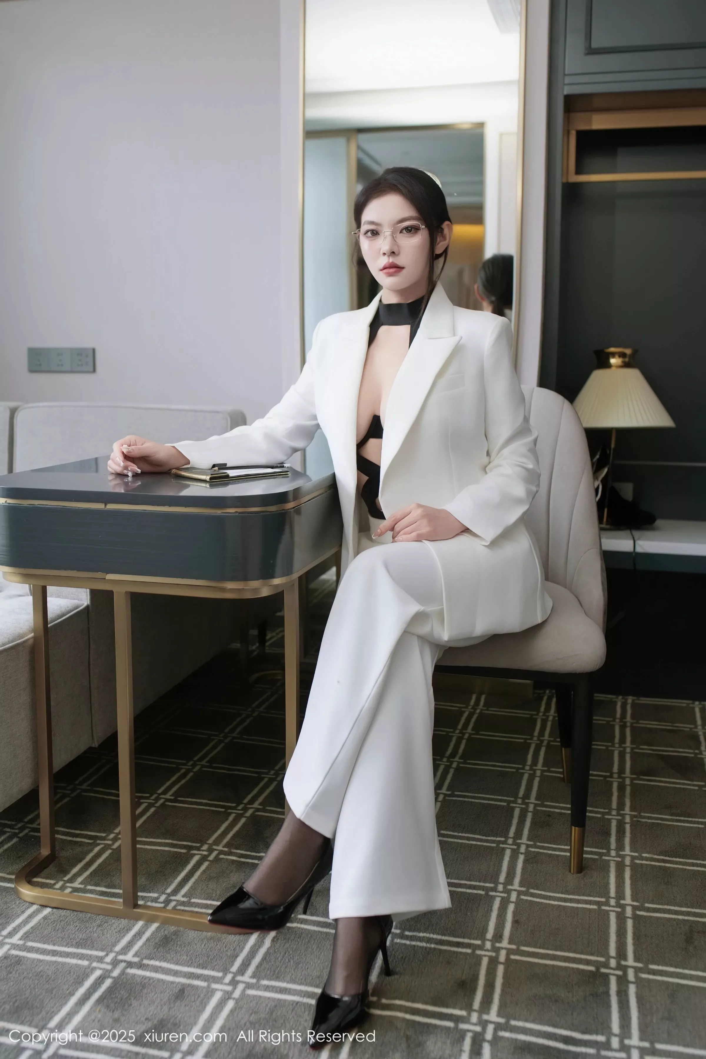 [[XiuRen秀人网]秀人网]No.10464_新人模特冬安白色西服露黑色情趣内衣配黑丝袜秀丰满身材诱惑写真94P