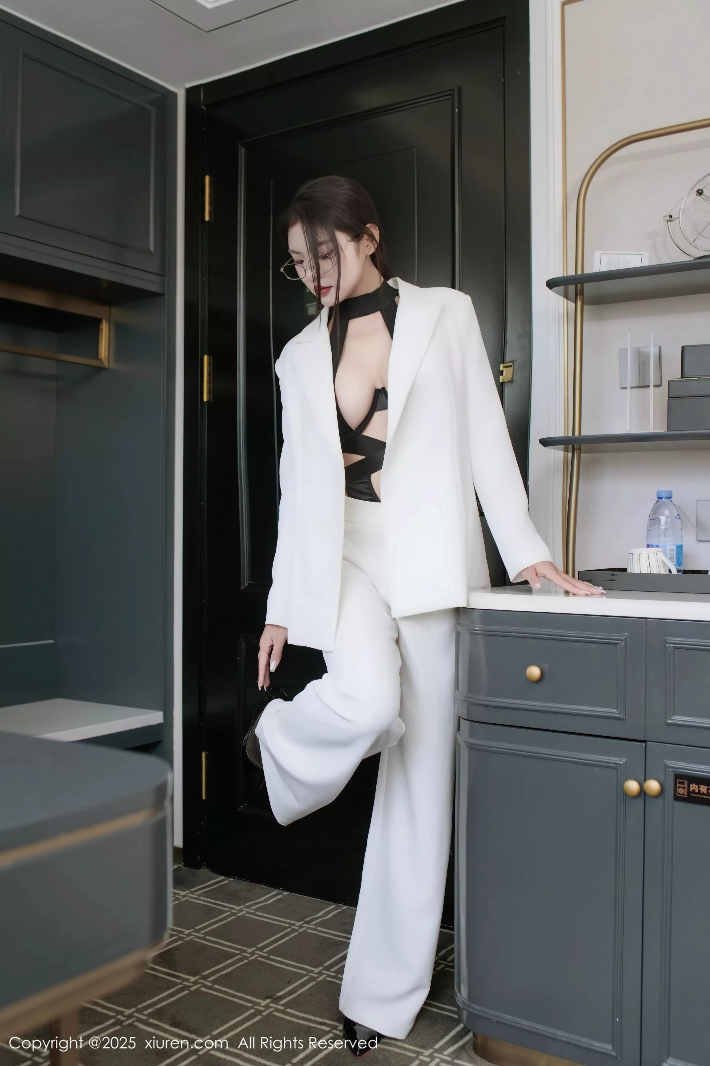 [[XiuRen秀人网]秀人网]No.10464_新人模特冬安白色西服露黑色情趣内衣配黑丝袜秀丰满身材诱惑写真94P