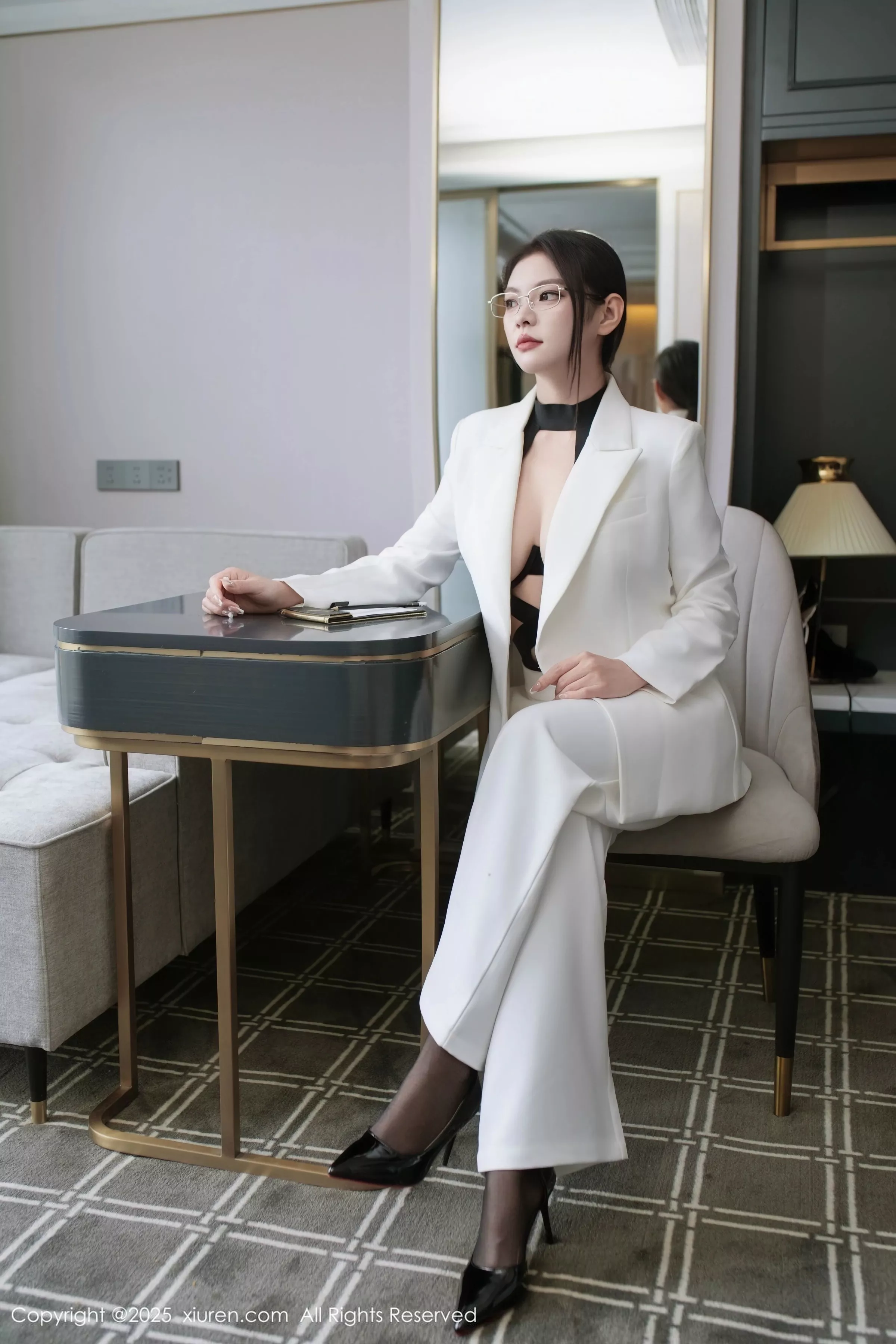 [[XiuRen秀人网]秀人网]No.10464_新人模特冬安白色西服露黑色情趣内衣配黑丝袜秀丰满身材诱惑写真94P