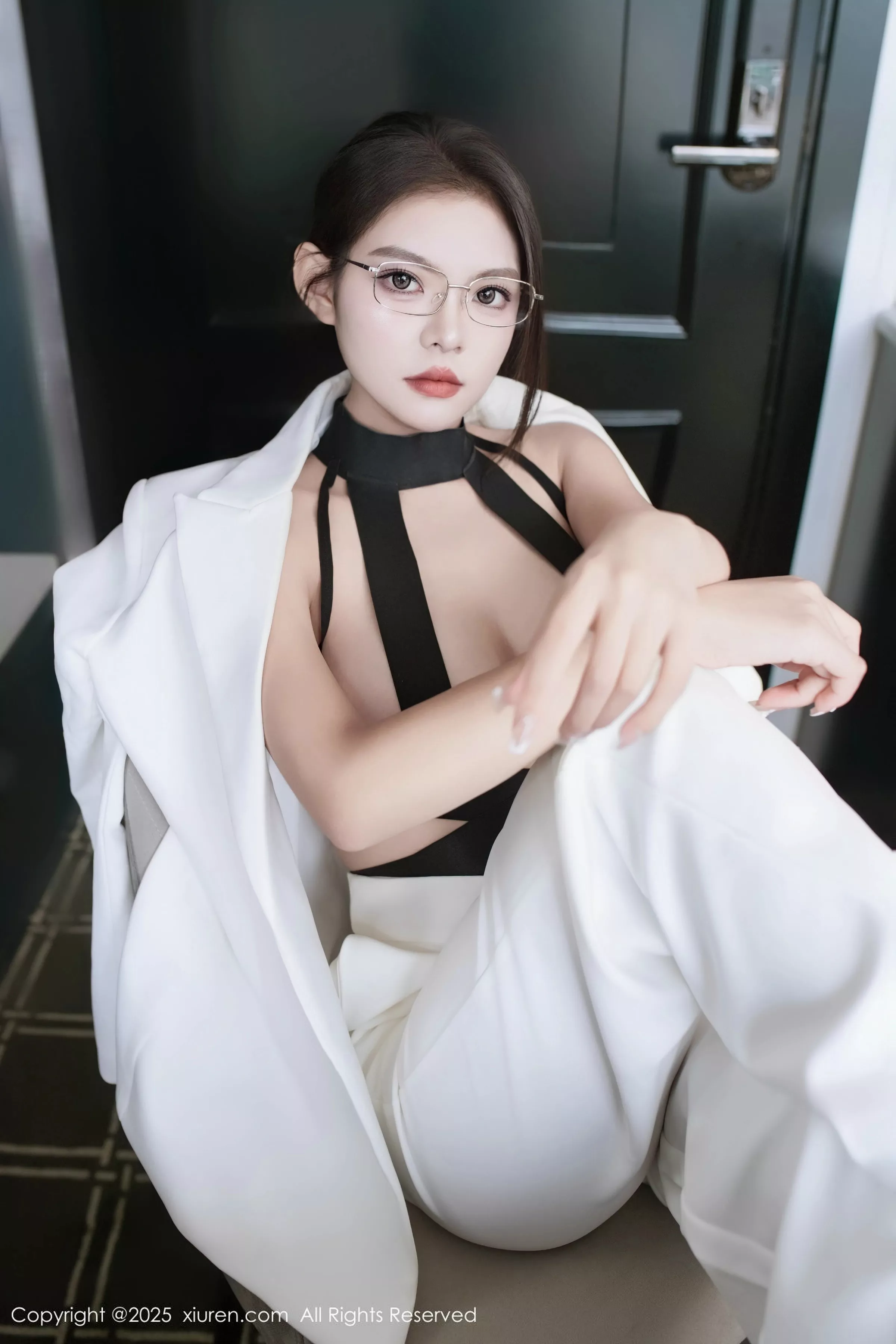 [[XiuRen秀人网]秀人网]No.10464_新人模特冬安白色西服露黑色情趣内衣配黑丝袜秀丰满身材诱惑写真94P