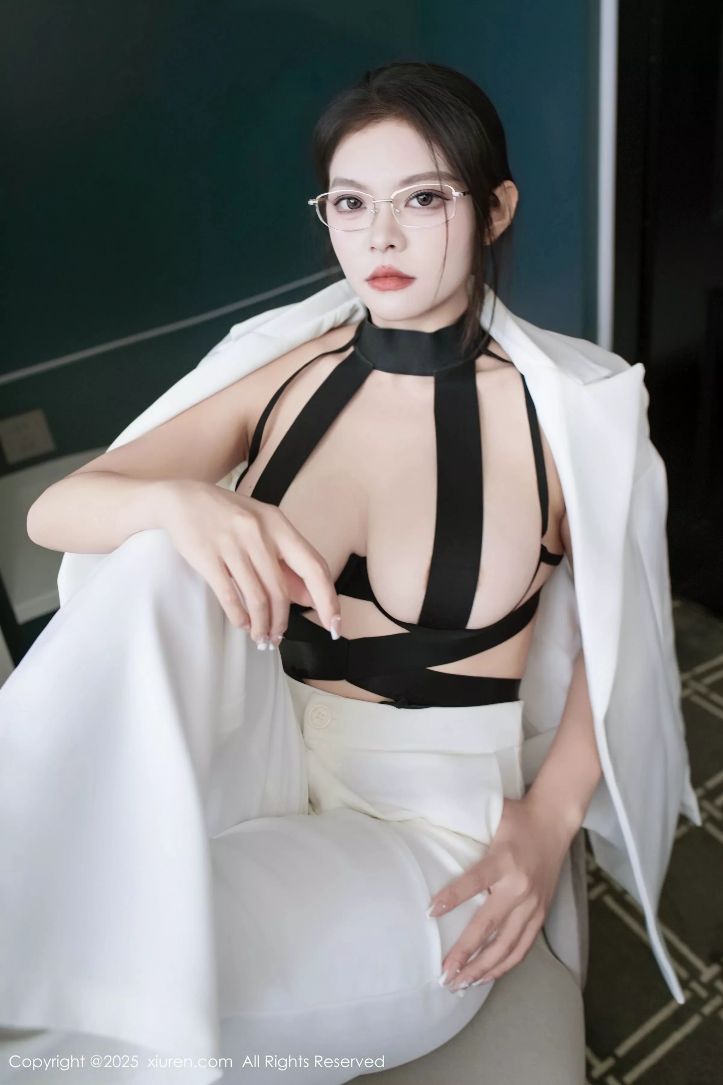 [[XiuRen秀人网]秀人网]No.10464_新人模特冬安白色西服露黑色情趣内衣配黑丝袜秀丰满身材诱惑写真94P