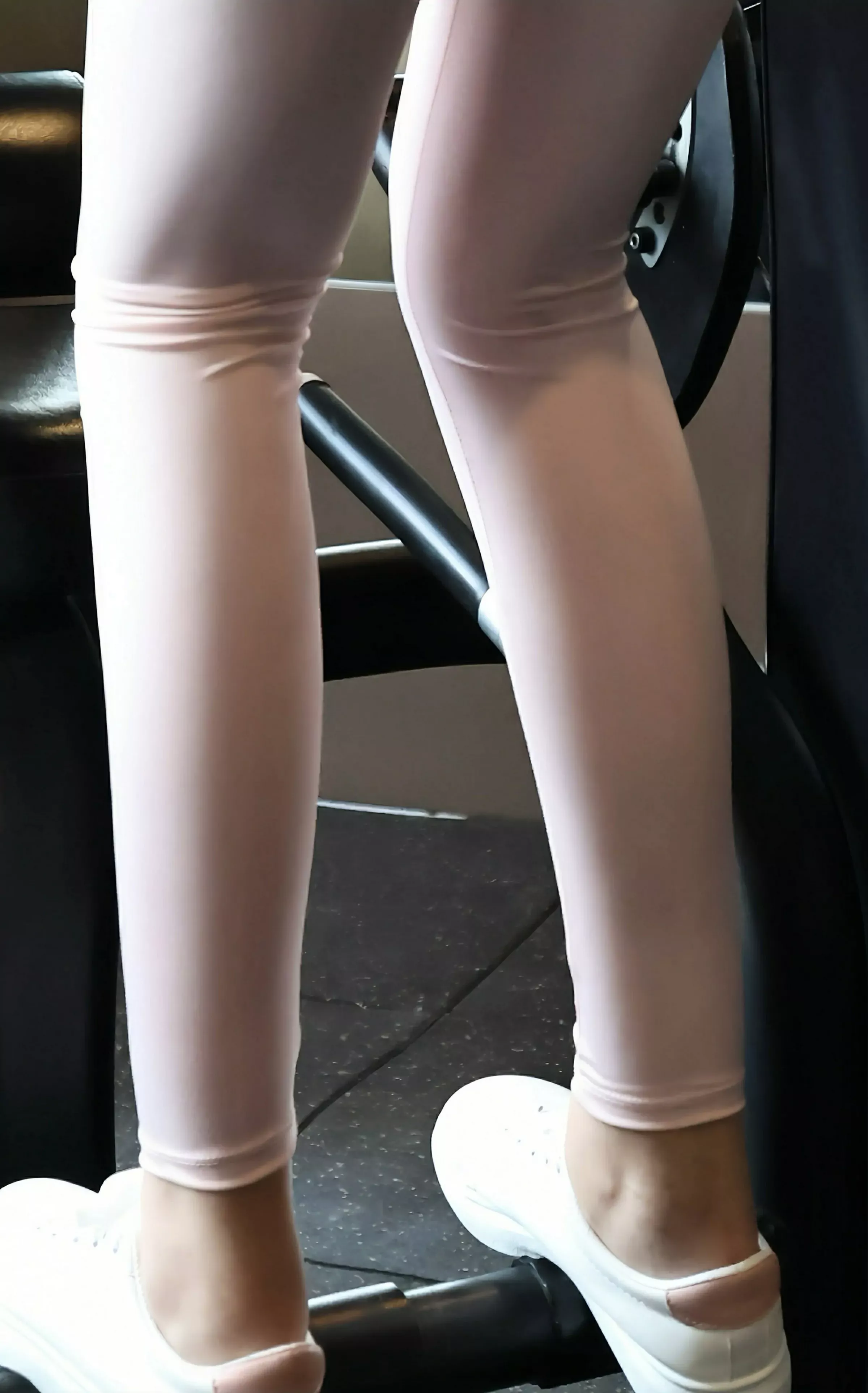 [[XiuRen秀人网]秀人网]No.10474_模特小芭乐性感白色上衣配粉色瑜伽裤秀曼妙苗条身姿诱惑写真86P