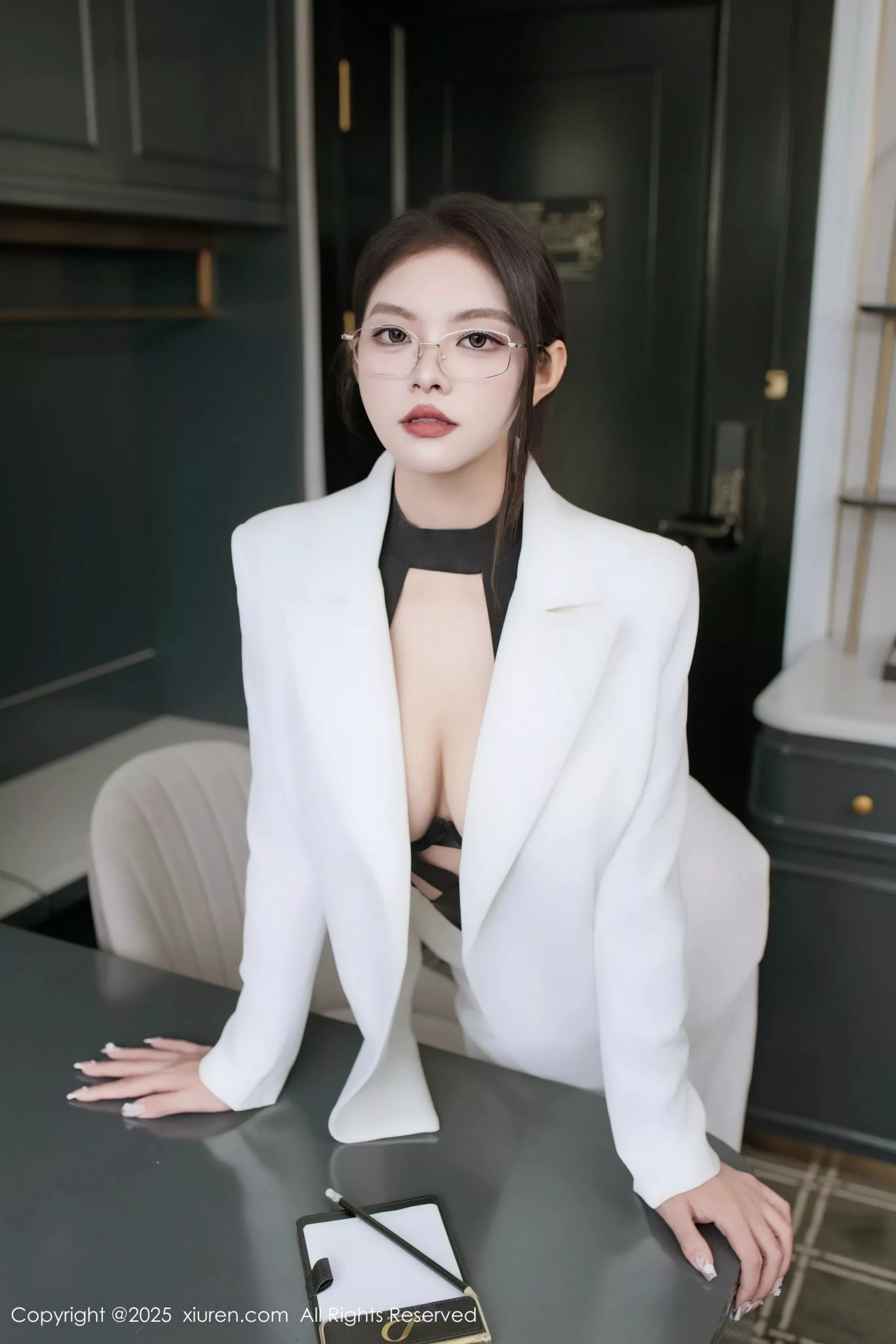 [[XiuRen秀人网]秀人网]No.10464_新人模特冬安白色西服露黑色情趣内衣配黑丝袜秀丰满身材诱惑写真94P