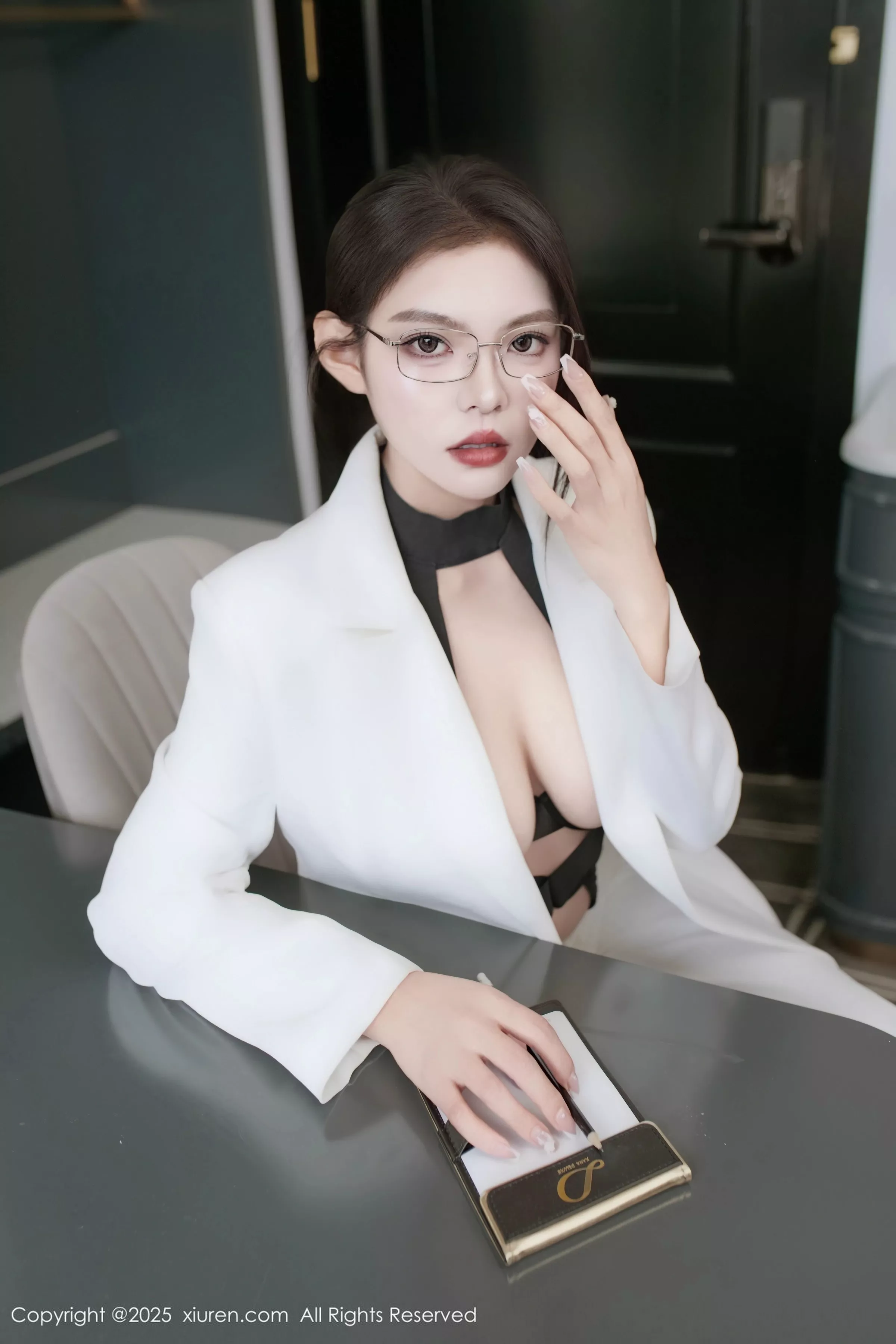 [[XiuRen秀人网]秀人网]No.10464_新人模特冬安白色西服露黑色情趣内衣配黑丝袜秀丰满身材诱惑写真94P