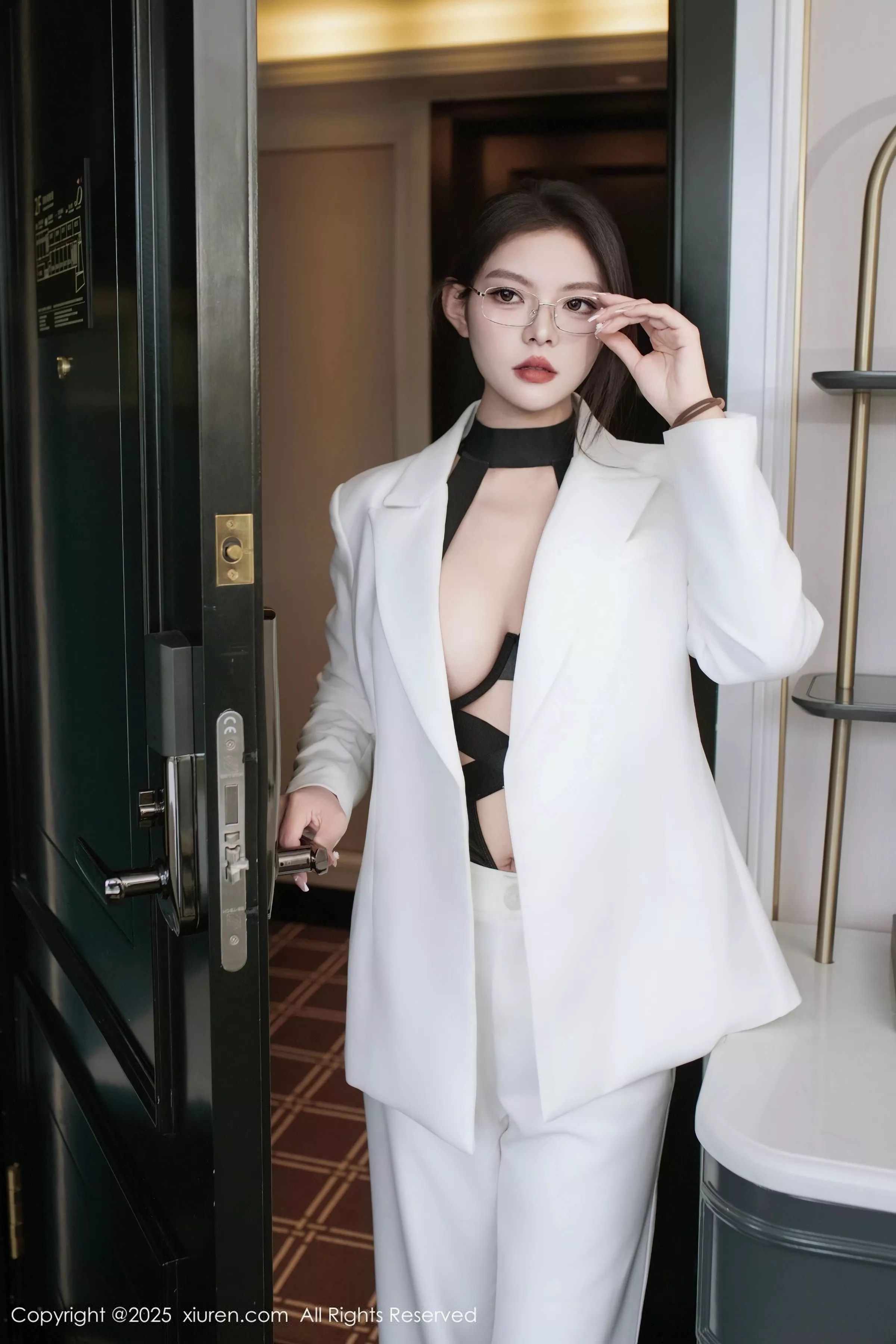 [[XiuRen秀人网]秀人网]No.10464_新人模特冬安白色西服露黑色情趣内衣配黑丝袜秀丰满身材诱惑写真94P