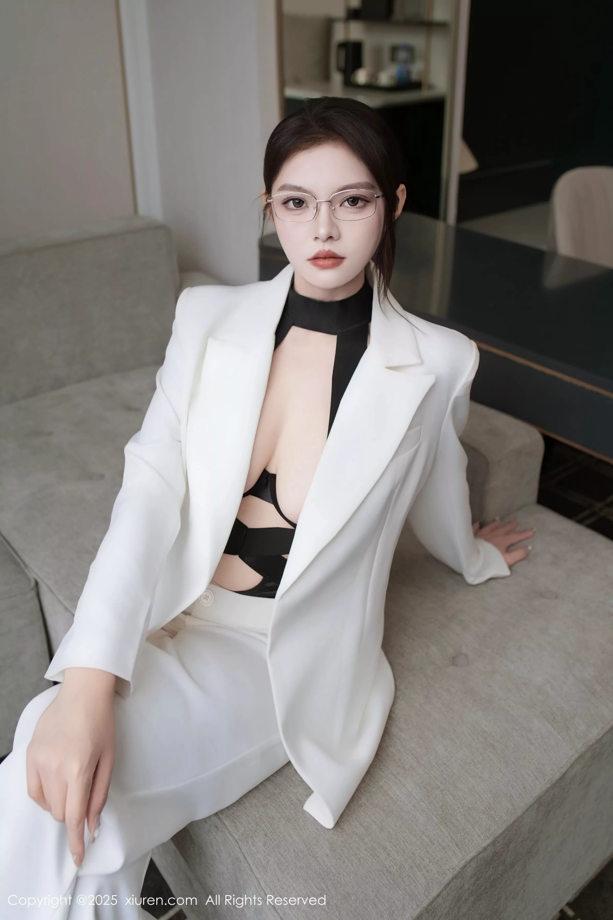 [[XiuRen秀人网]秀人网]No.10464_新人模特冬安白色西服露黑色情趣内衣配黑丝袜秀丰满身材诱惑写真94P