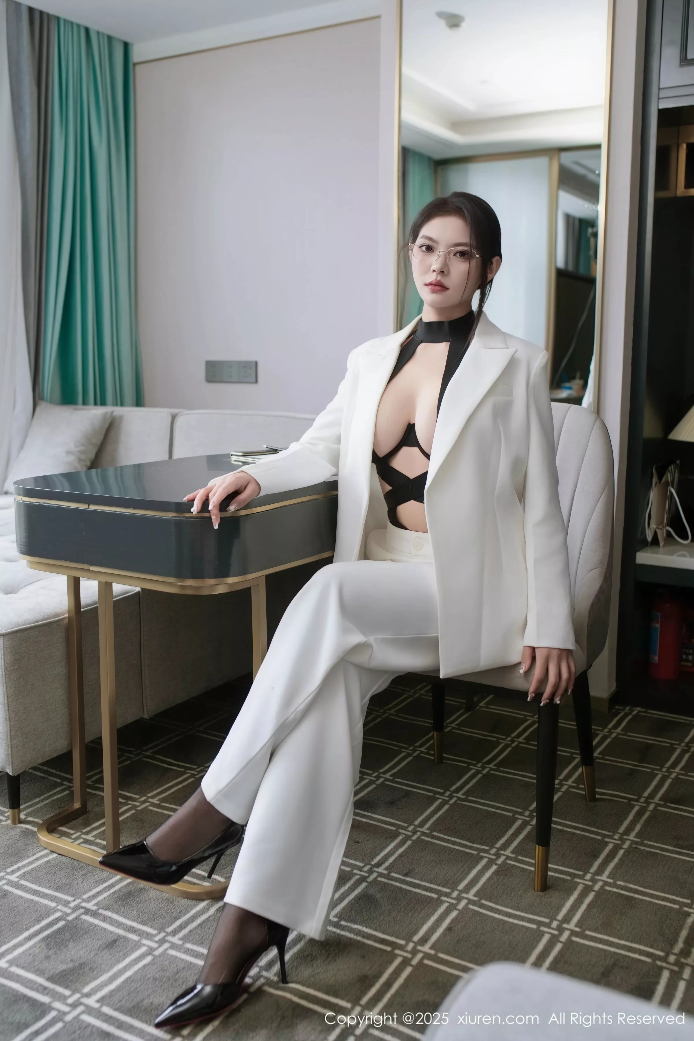 [[XiuRen秀人网]秀人网]No.10464_新人模特冬安白色西服露黑色情趣内衣配黑丝袜秀丰满身材诱惑写真94P