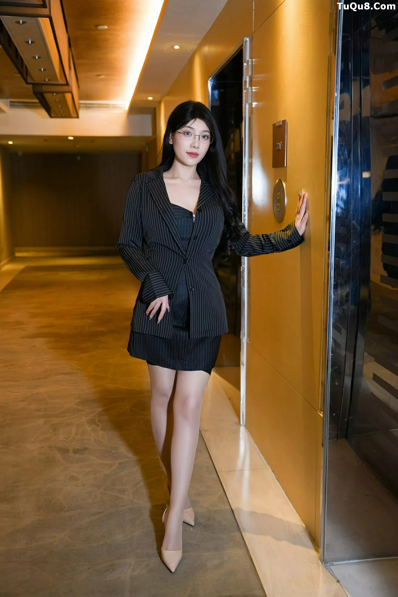 [[XiuRen秀人网]秀人网]No.10487_新人模特美悠性感黑色OL服饰配黑丝吊袜秀丰腴身材诱惑写真74P