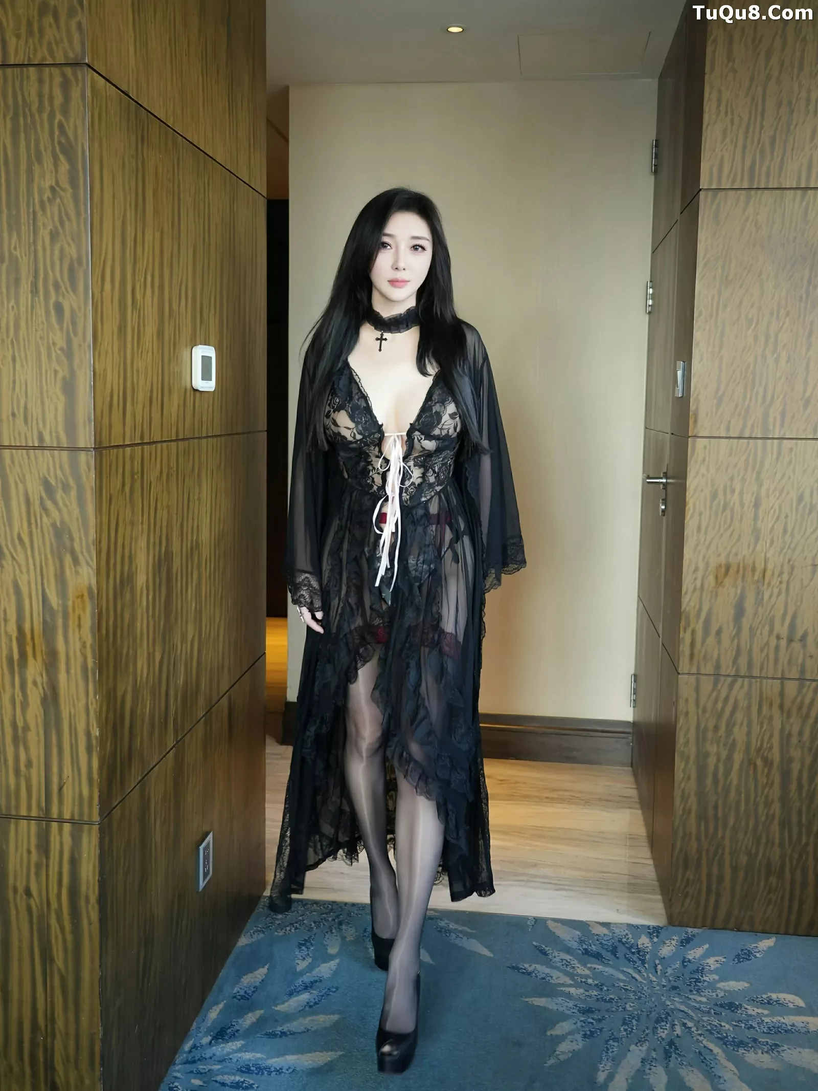 [[XiuRen秀人网]秀人网]No.10490_模特苏一诺性感黑色睡袍露蕾丝内衣配黑丝袜秀丰满身材诱惑写真80P