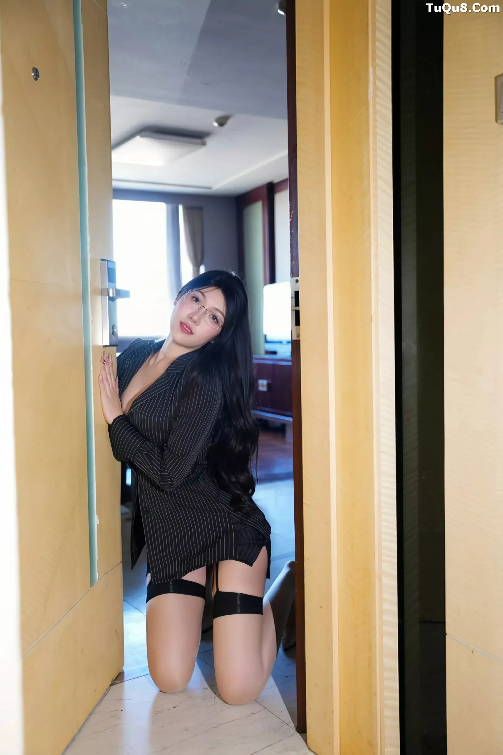 [[XiuRen秀人网]秀人网]No.10487_新人模特美悠性感黑色OL服饰配黑丝吊袜秀丰腴身材诱惑写真74P