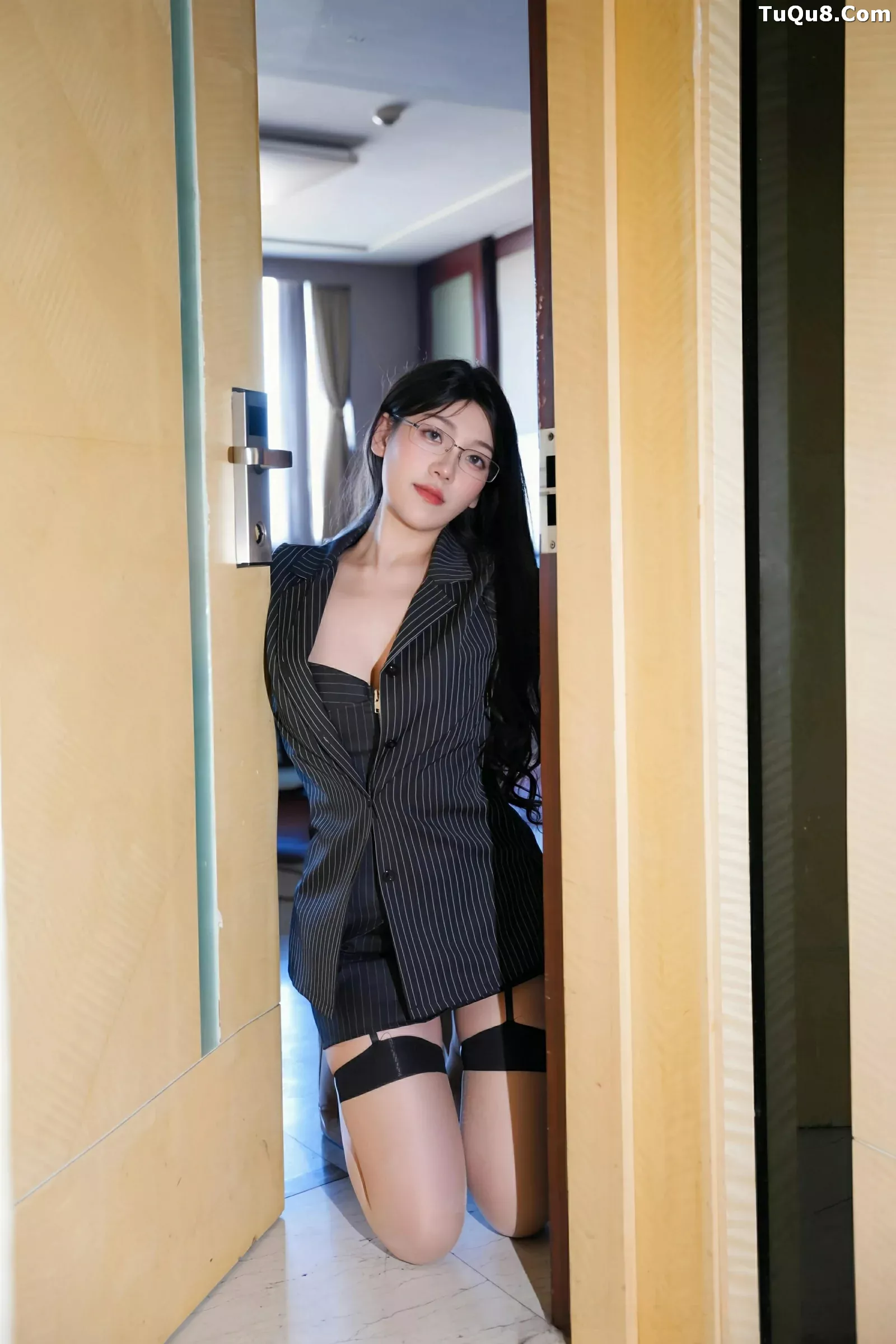 [[XiuRen秀人网]秀人网]No.10487_新人模特美悠性感黑色OL服饰配黑丝吊袜秀丰腴身材诱惑写真74P