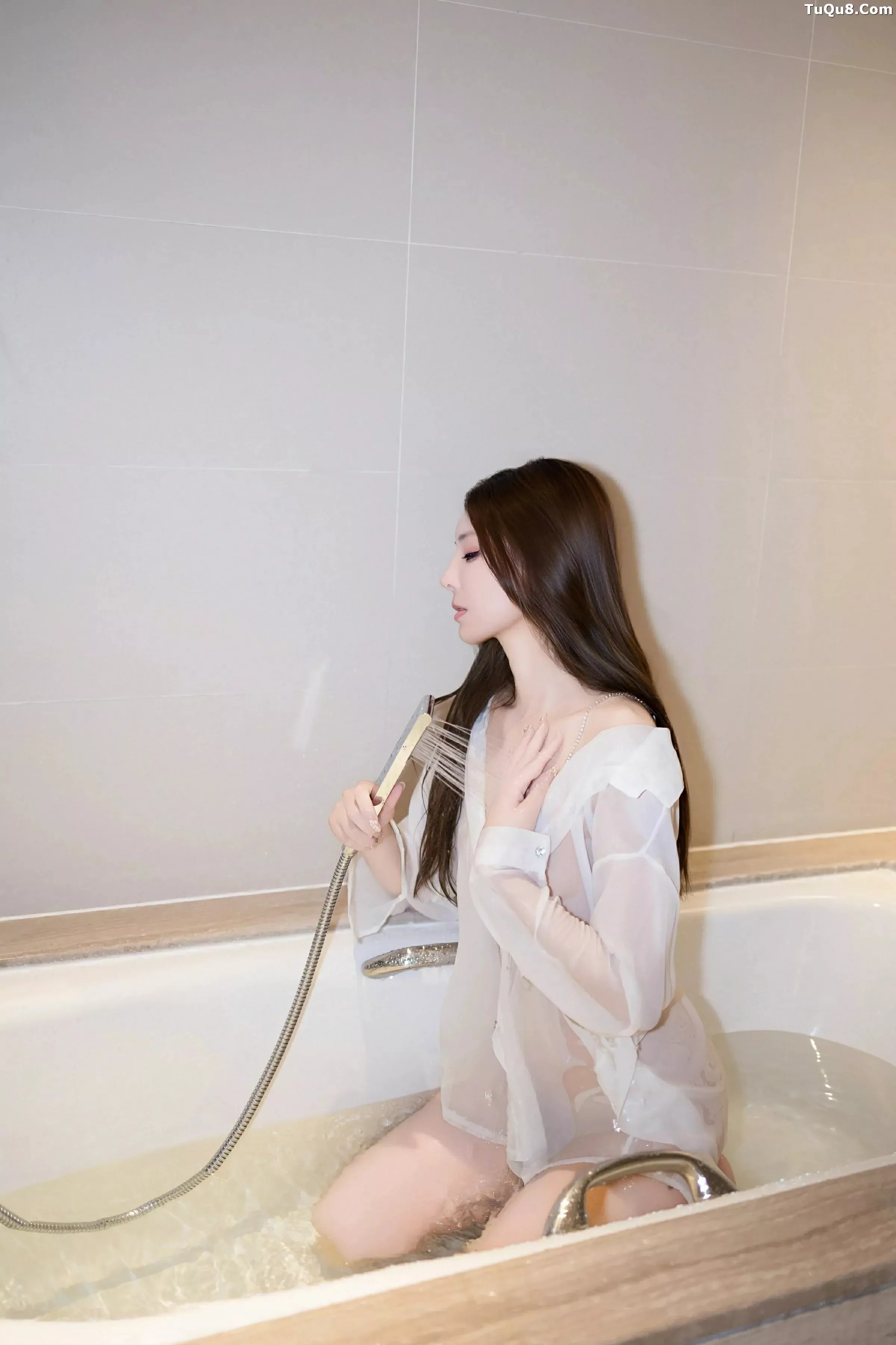 [[XiuRen秀人网]秀人网]No.10502_模特悦兮浴室场景性感白T衬衫配超薄肉丝湿身秀惹火身材诱惑写真68P