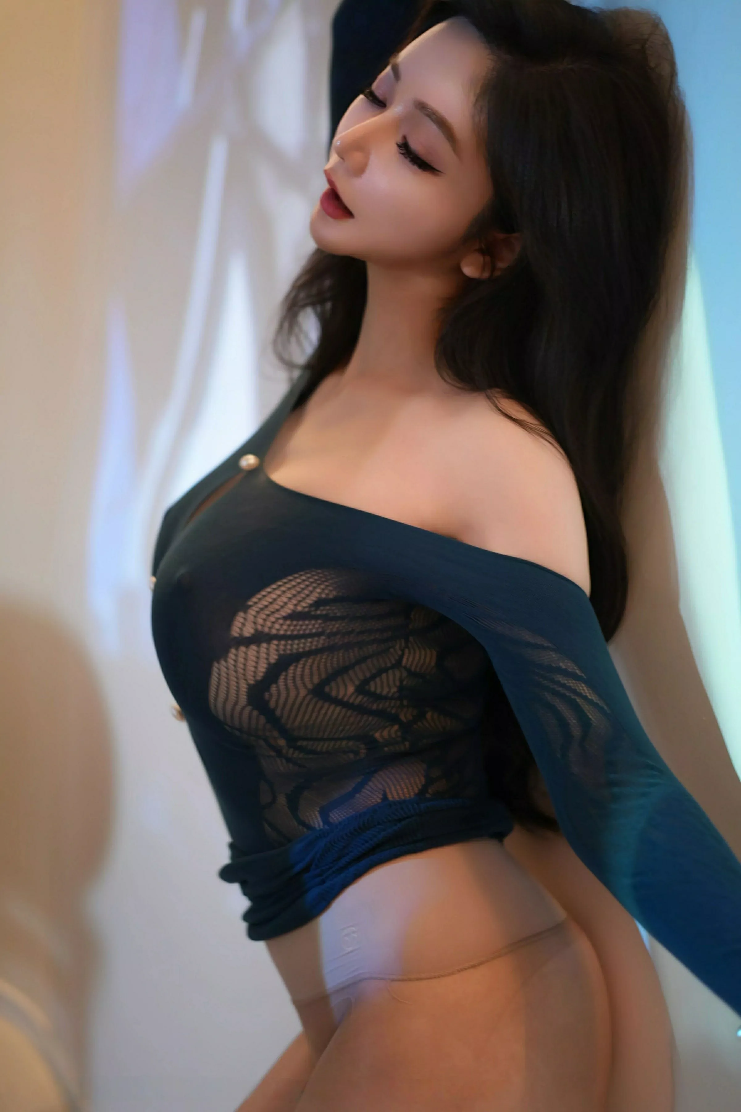 [YouMi尤蜜荟]Vol.1143_女神心妍小公主性感蓝色连衣短裙配超薄肉丝秀丰满身材诱惑写真85P