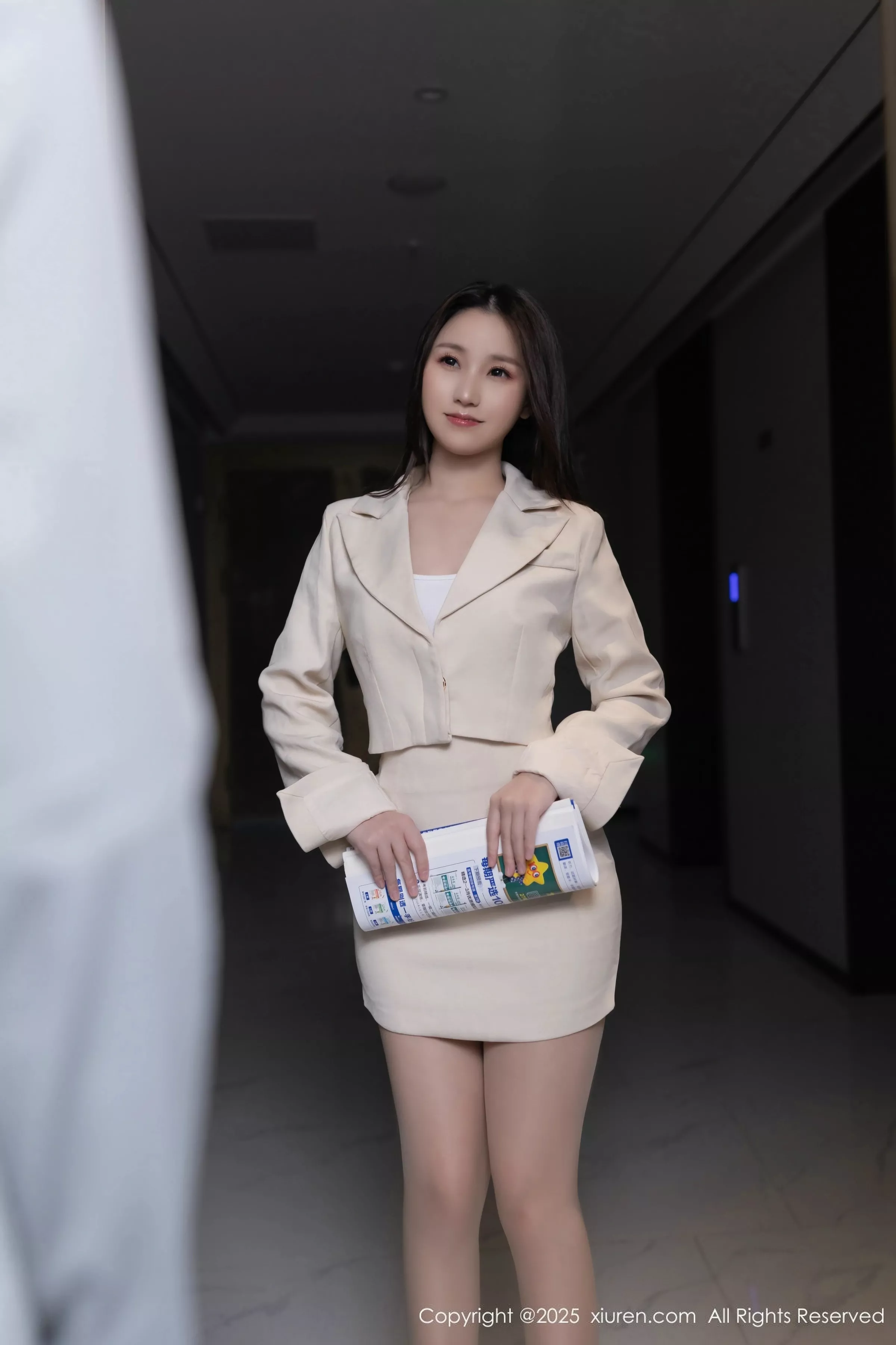 [[XiuRen秀人网]秀人网]No.10428_模特杏子Yada性感浅色短裙露超薄肉丝秀曼妙身姿迷人诱惑写真60P