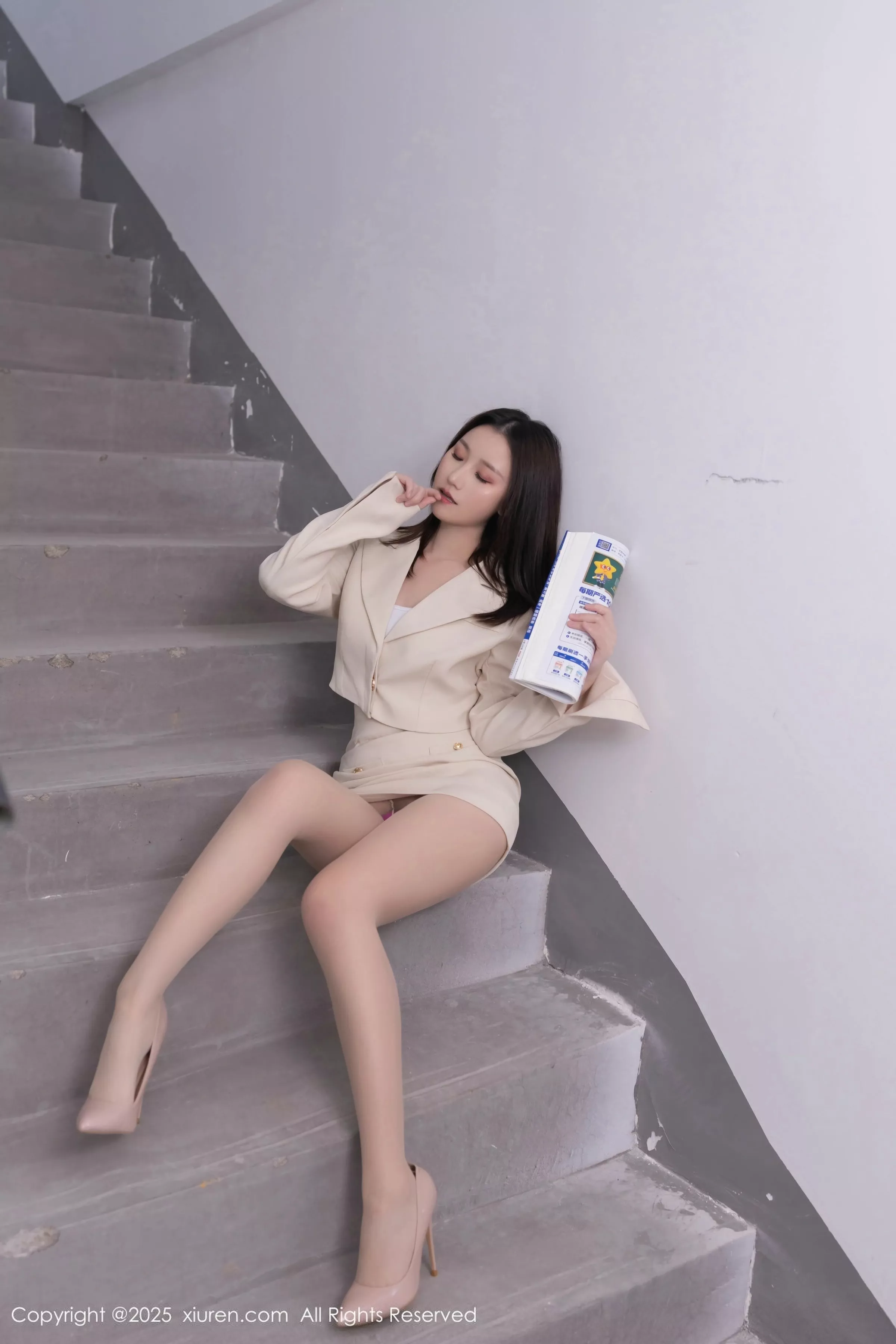 [[XiuRen秀人网]秀人网]No.10428_模特杏子Yada性感浅色短裙露超薄肉丝秀曼妙身姿迷人诱惑写真60P