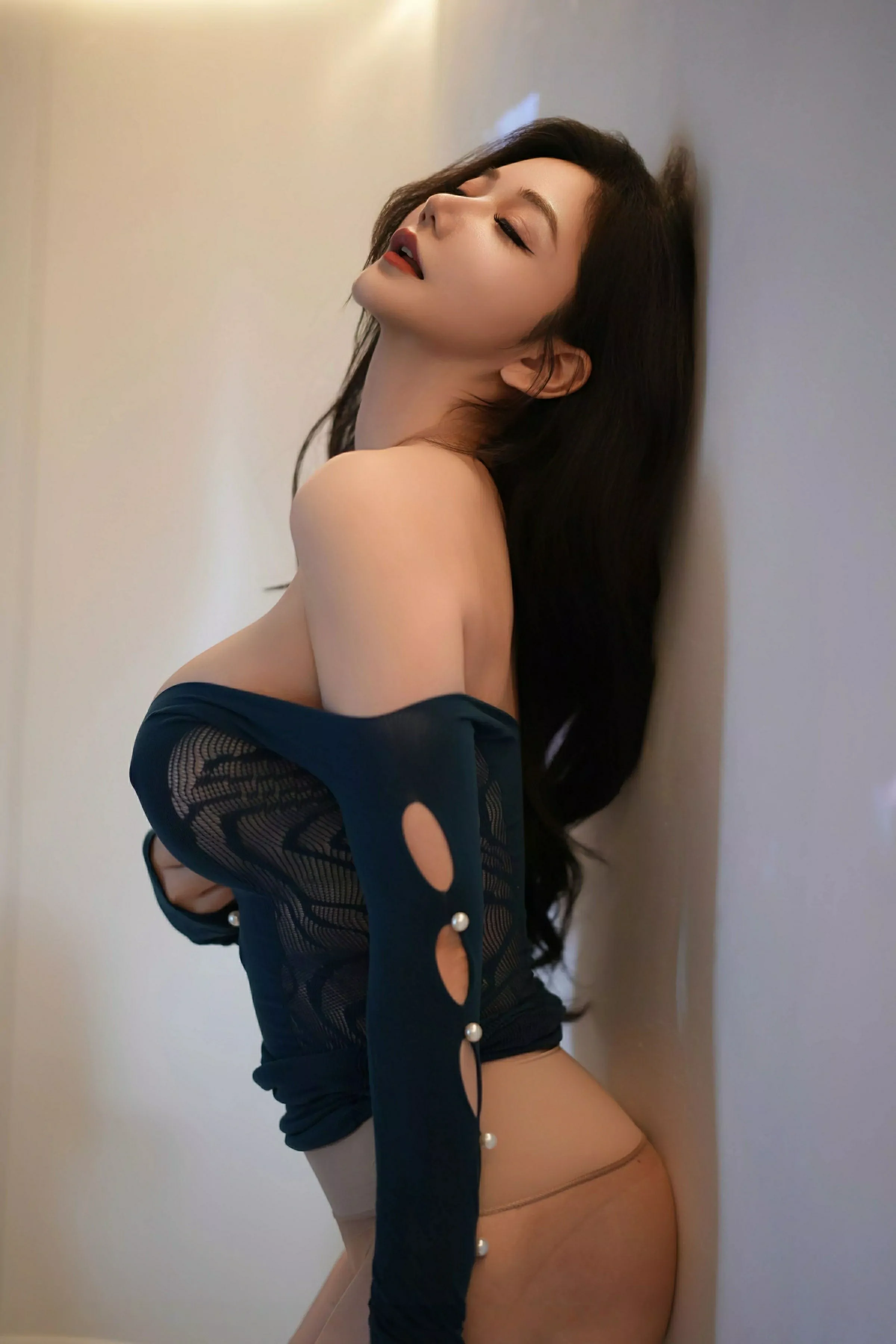 [YouMi尤蜜荟]Vol.1143_女神心妍小公主性感蓝色连衣短裙配超薄肉丝秀丰满身材诱惑写真85P