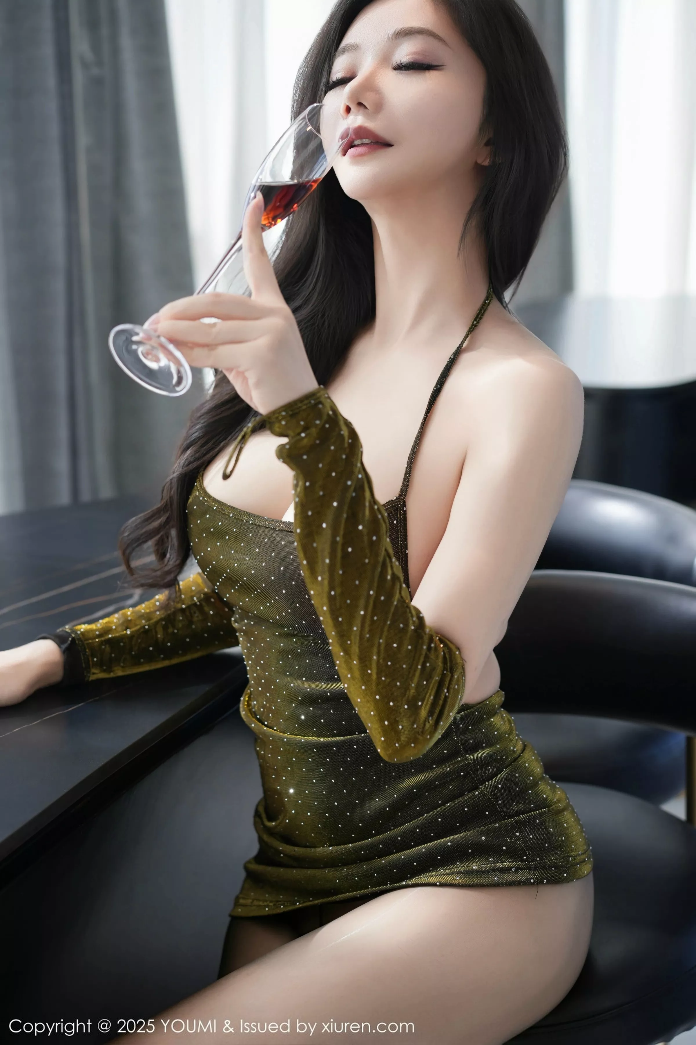 [YouMi尤蜜荟]Vol.1148_女神心妍小公主性感橄榄绿露肩短裙配超薄黑丝秀美腿诱惑写真84P