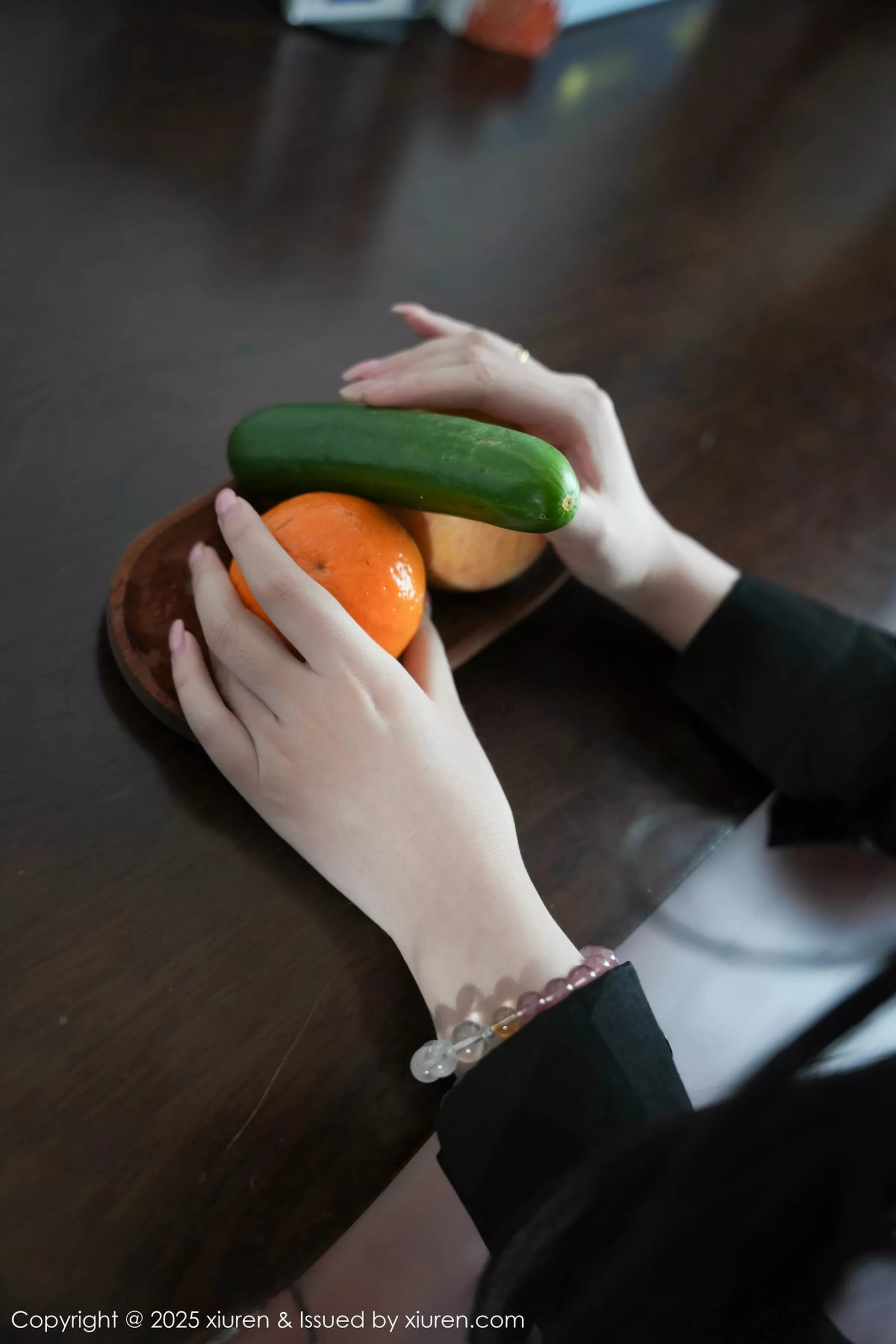 [[XiuRen秀人网]秀人网]No.10527_模特软情性感黑色制服配红色短裙露超薄黑丝秀曼妙身姿诱惑写真66P