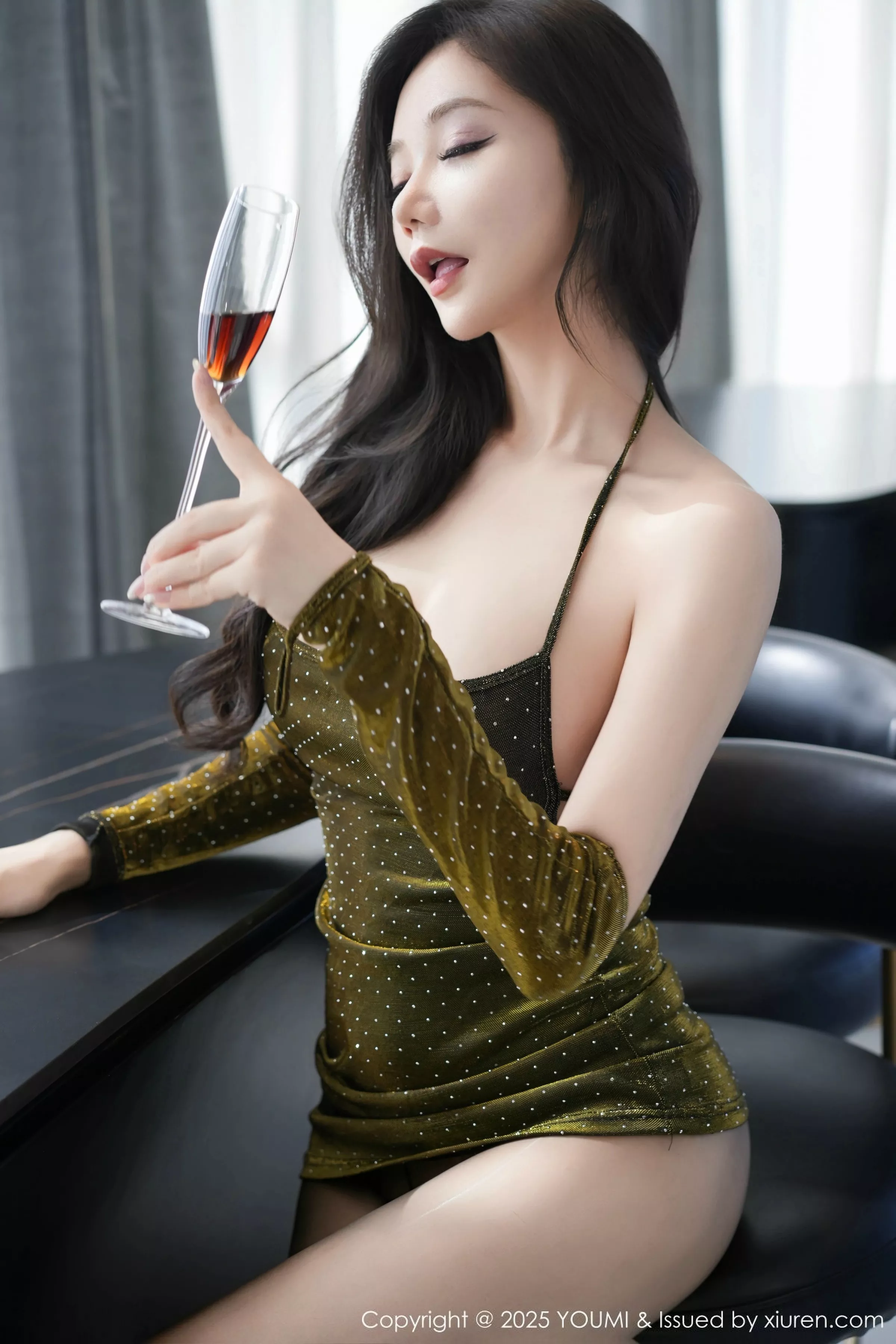 [YouMi尤蜜荟]Vol.1148_女神心妍小公主性感橄榄绿露肩短裙配超薄黑丝秀美腿诱惑写真84P