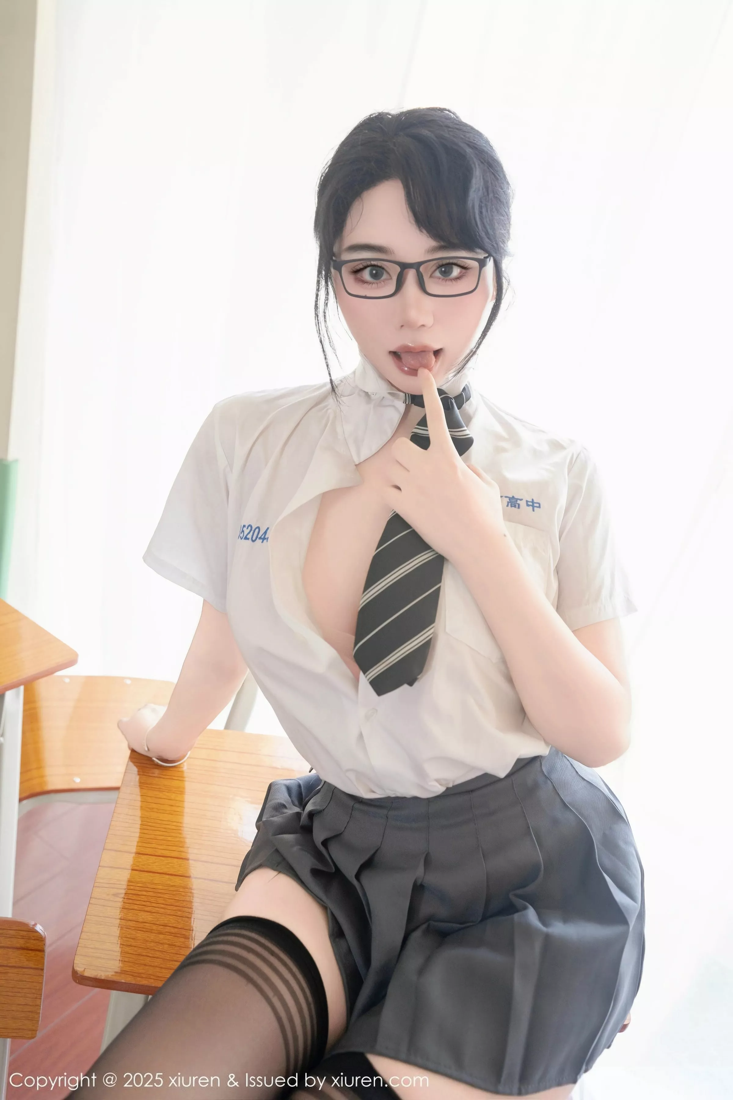 [[XiuRen秀人网]秀人网]No.10530_模特汐汐爱吃草莓性感学妹服饰配黑色丝袜秀丰满身材诱惑写真85P