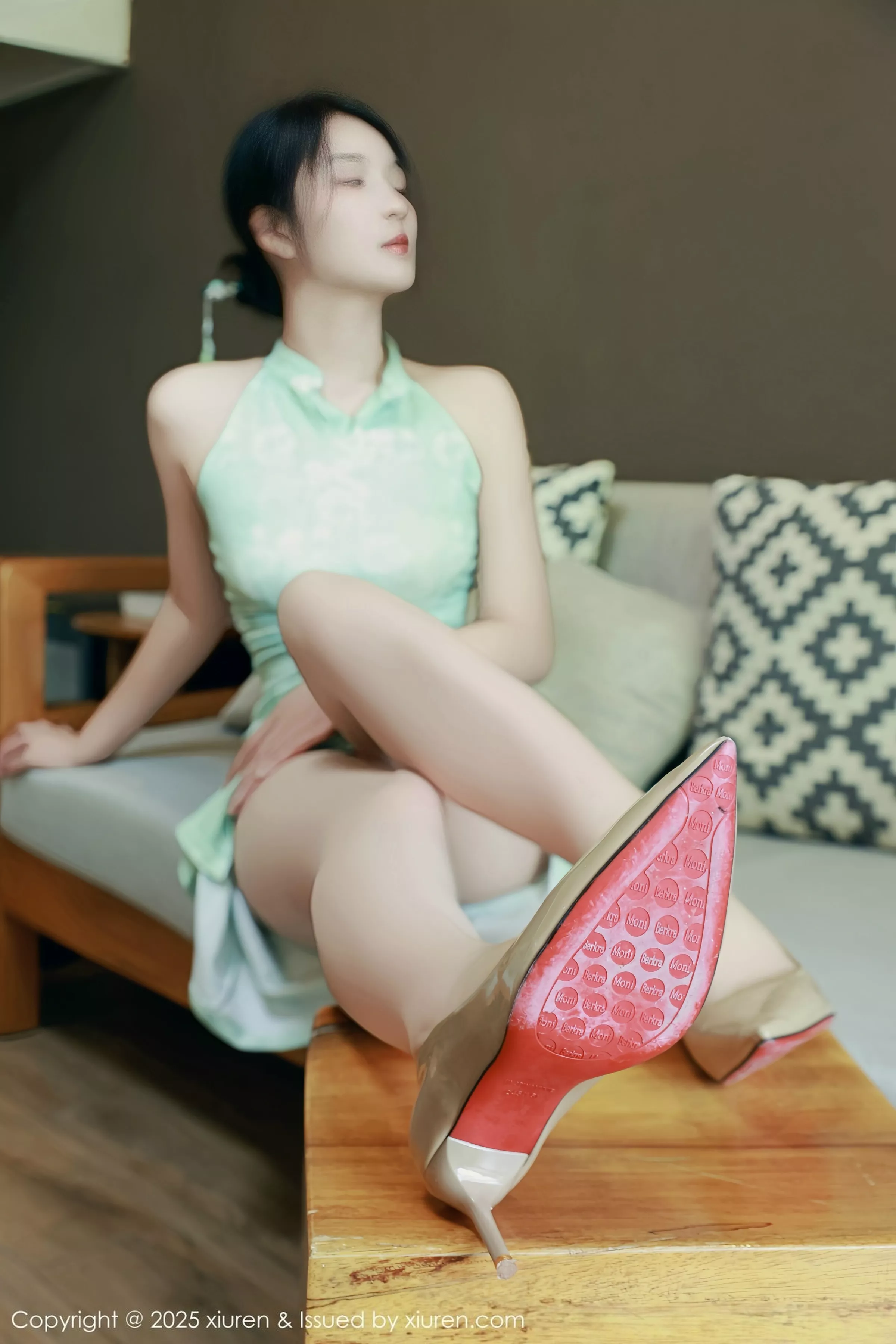 [[XiuRen秀人网]秀人网]No.10538_模特南乔性感浅绿色旗袍服饰配超薄无内肉丝秀完美身材诱惑写真84P