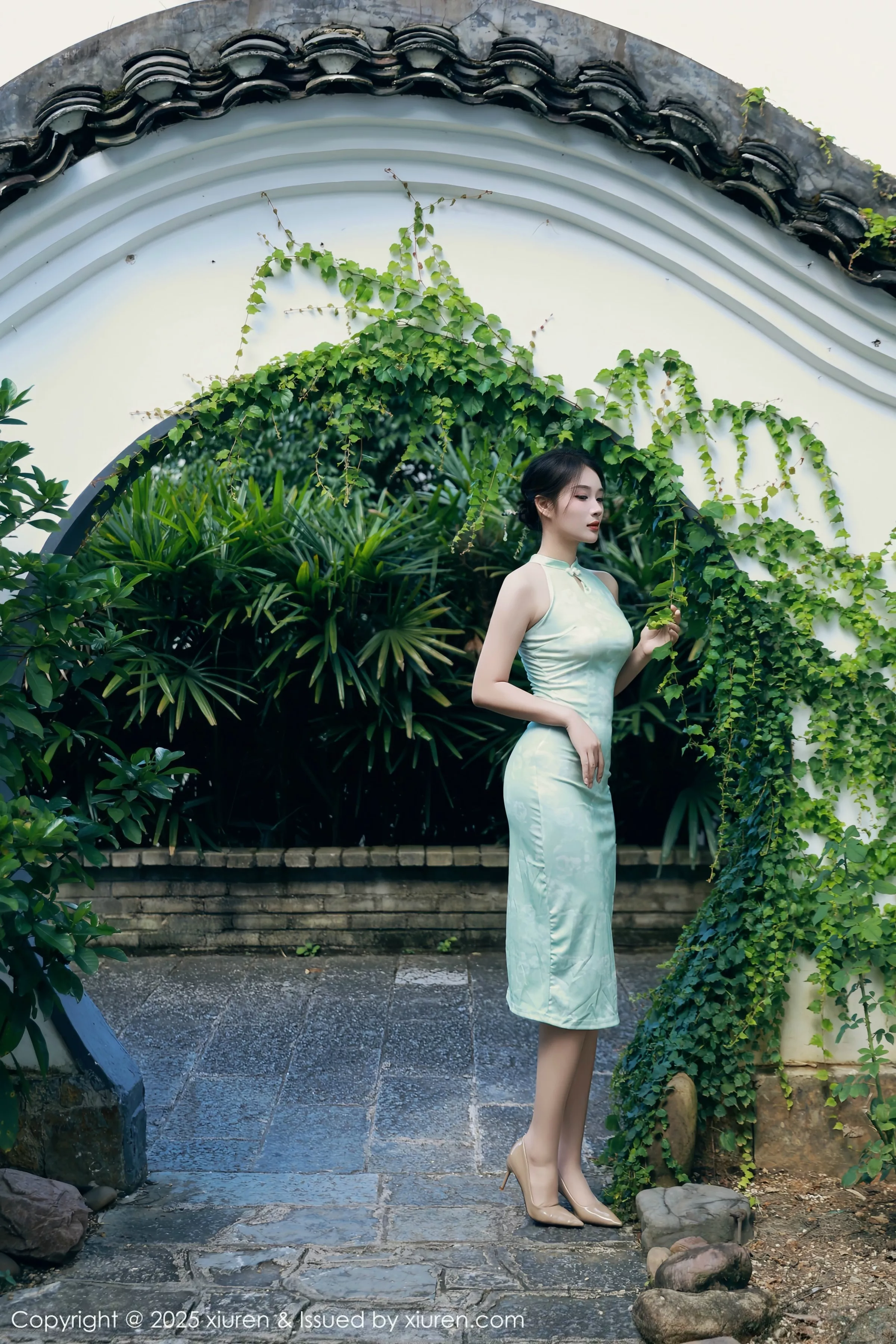 [[XiuRen秀人网]秀人网]No.10538_模特南乔性感浅绿色旗袍服饰配超薄无内肉丝秀完美身材诱惑写真84P
