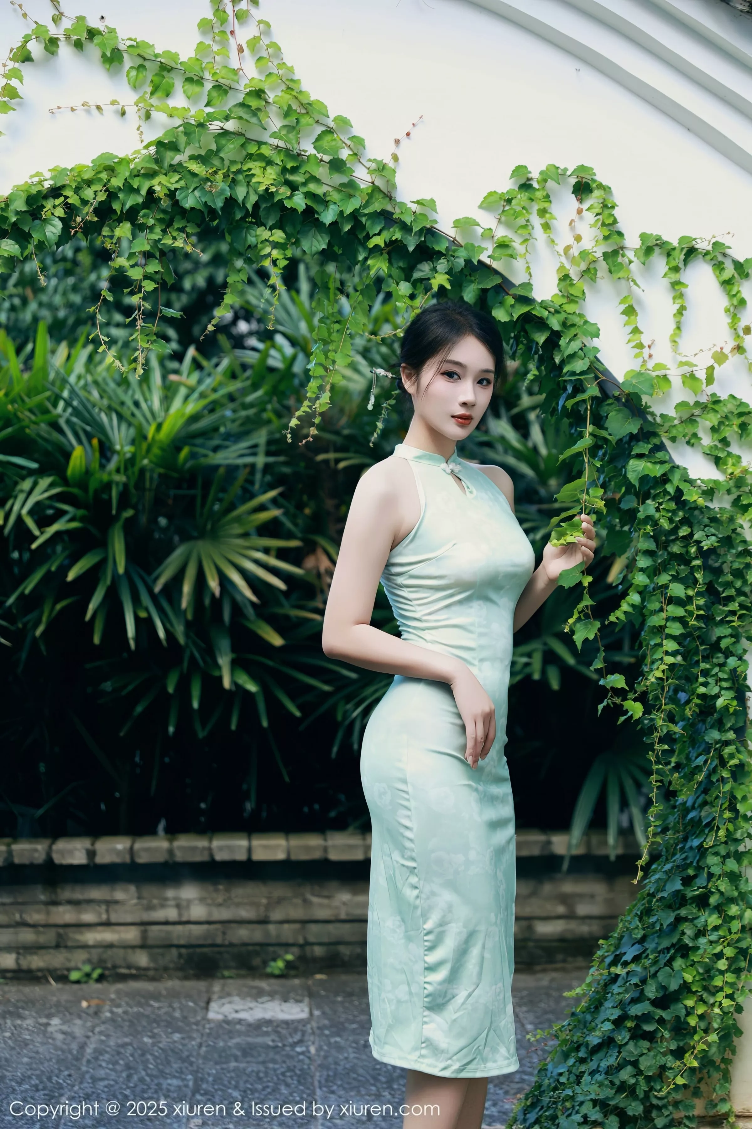 [[XiuRen秀人网]秀人网]No.10538_模特南乔性感浅绿色旗袍服饰配超薄无内肉丝秀完美身材诱惑写真84P