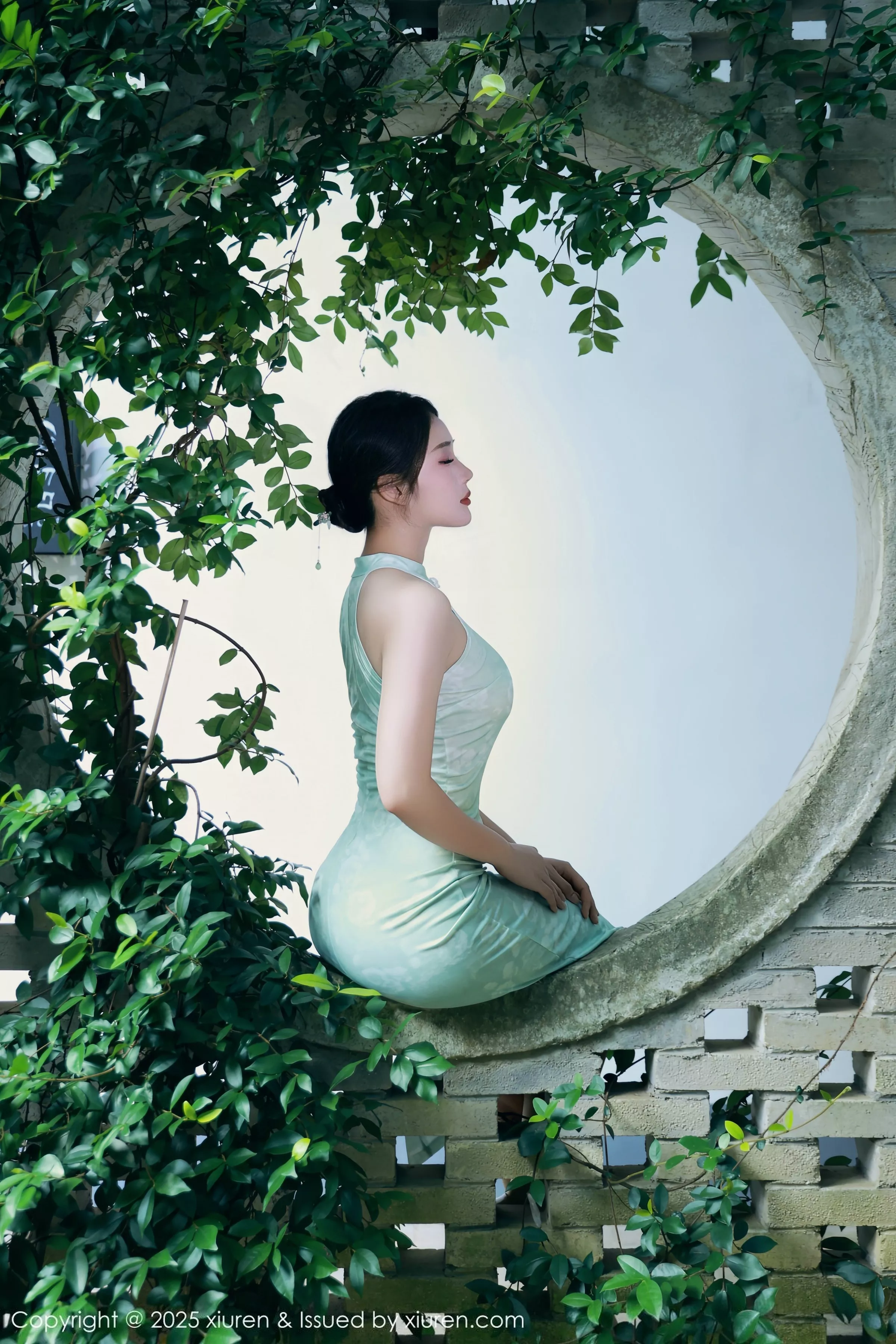 [[XiuRen秀人网]秀人网]No.10538_模特南乔性感浅绿色旗袍服饰配超薄无内肉丝秀完美身材诱惑写真84P