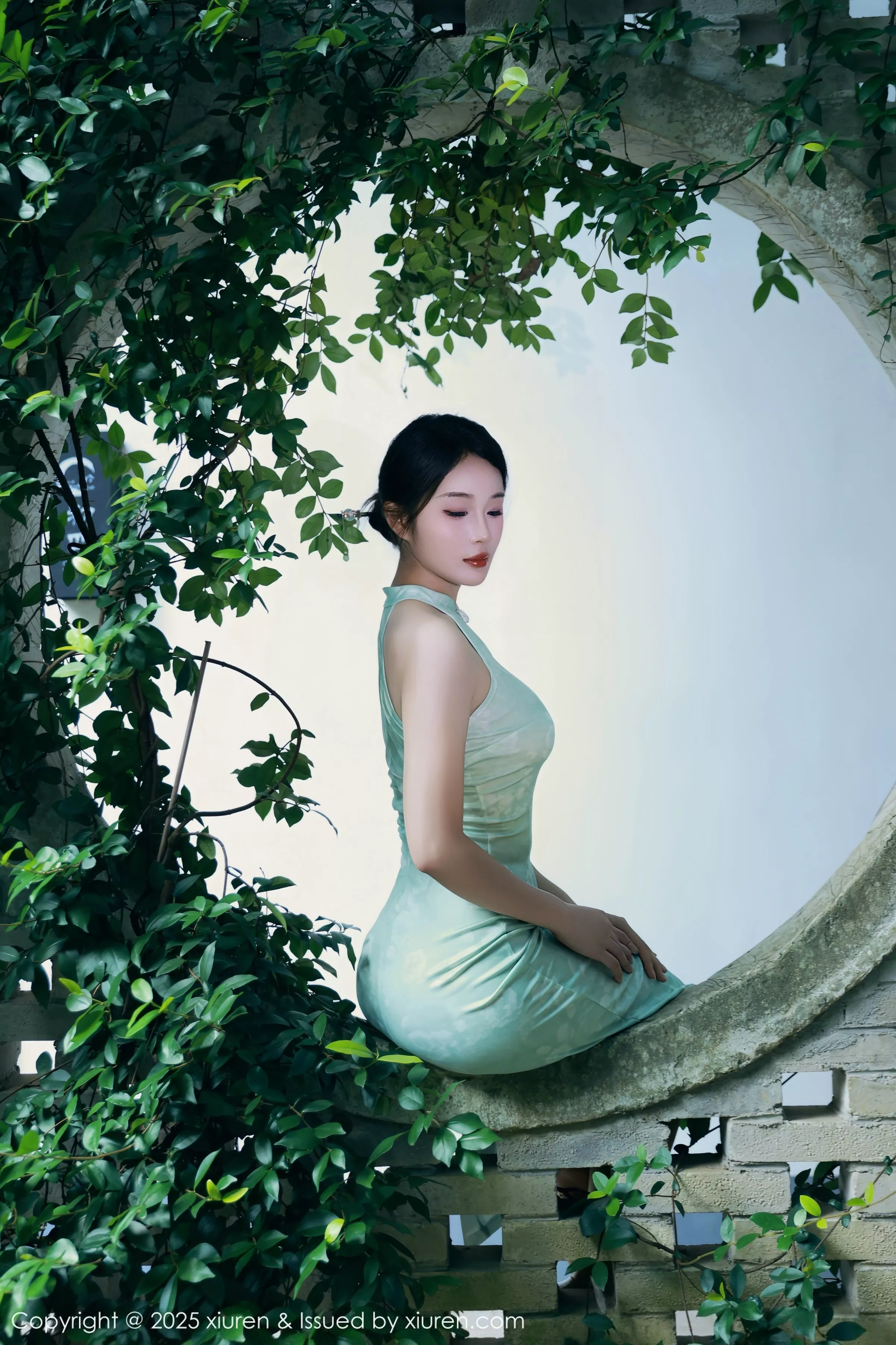 [[XiuRen秀人网]秀人网]No.10538_模特南乔性感浅绿色旗袍服饰配超薄无内肉丝秀完美身材诱惑写真84P